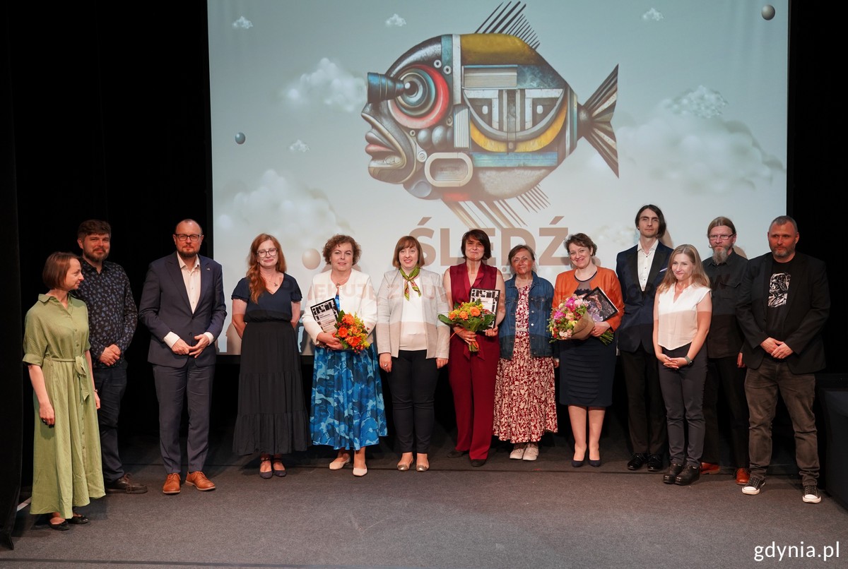 Nagrodzeni bibliotekarze w towarzystwie dyrektora zarządzającego ds. kultury i aktywności mieszkańc&oacute;w Mariusza Bzdęgi, dyrektor Biblioteki Gdynia Natalii Gromow oraz radnych miasta &ndash; Larysy Kramin i Dominika Aziewicza