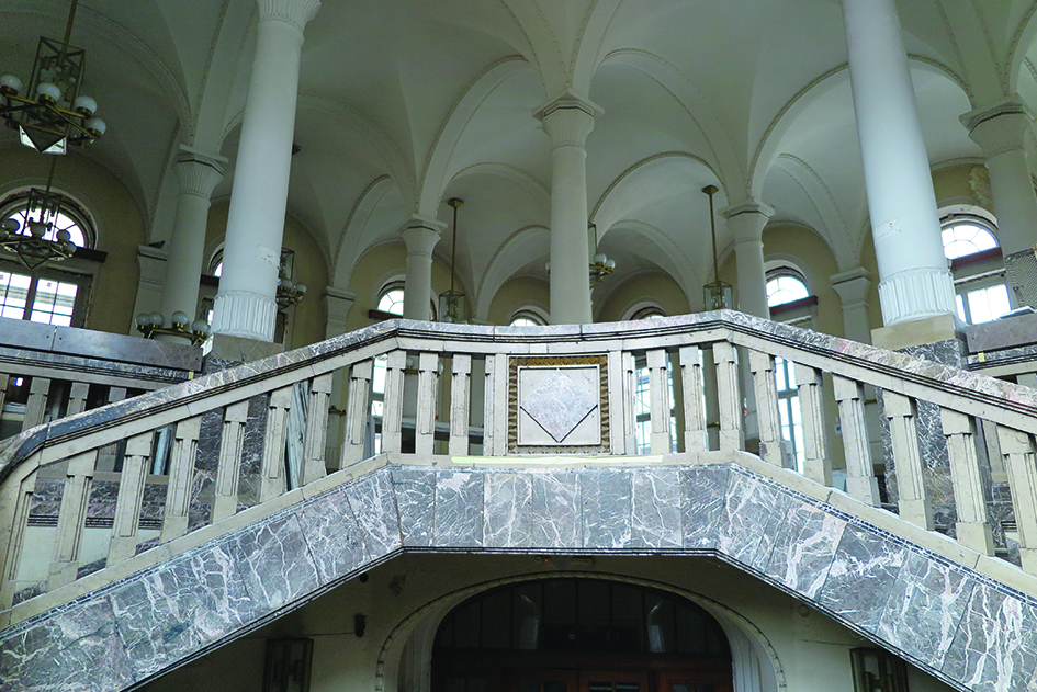 Kamienne balustrady w dawnym Banku Polskim przy&nbsp;ul.&nbsp;10&nbsp;Lutego 22