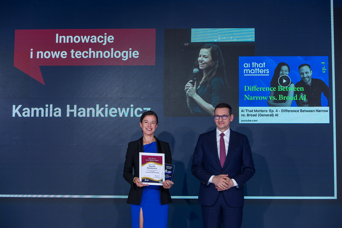 Kamila Hankiewicz - tw&oacute;rczyni platformy Untrite AI Platform i premier Mateusz Morawiecki podczas gali konkursu "Polka XXI wieku" // fot. materiały Fundacji Projekt PL