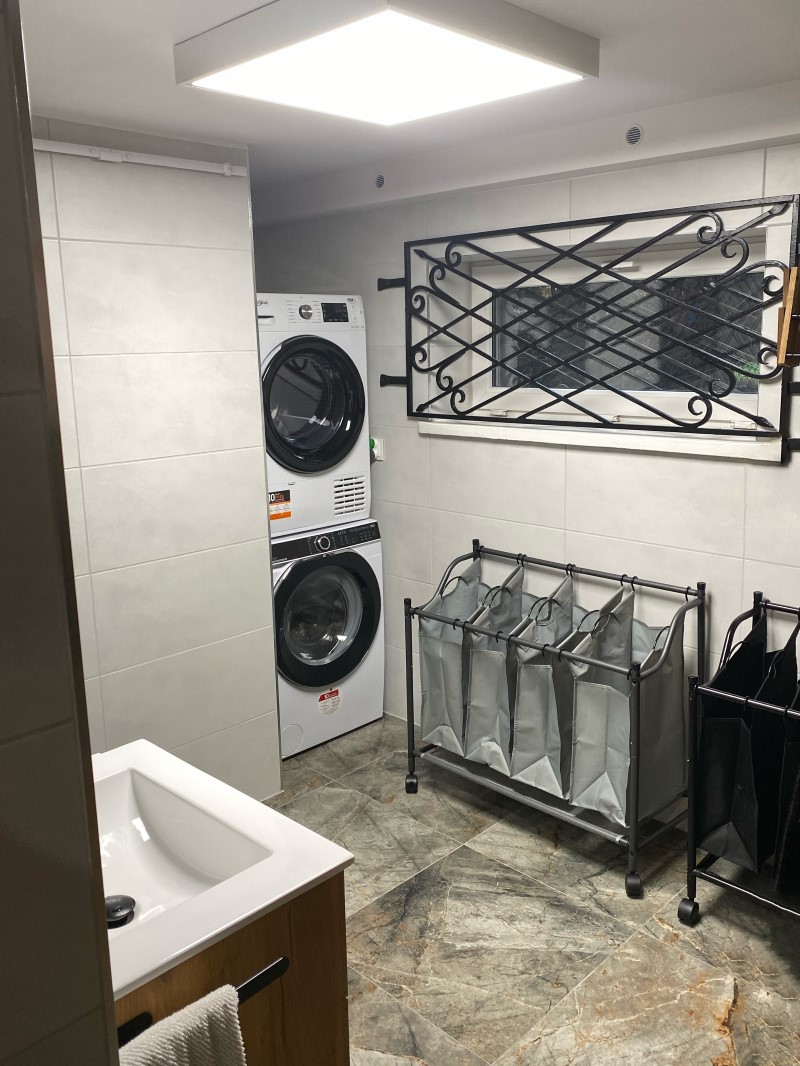 Zdjęcie przedstawia wyremontowaną, dzięki inicjatywie firmy Budimex, pralnię w jednym z gdyńskich rodzinnych dom&oacute;w dziecka.