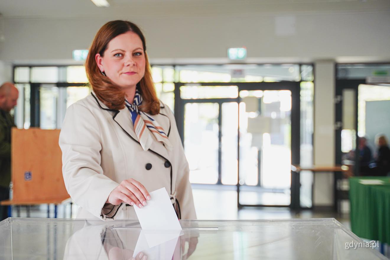 Na zdjęciu prezydent Aleksandra Kosiorek oddaje głos