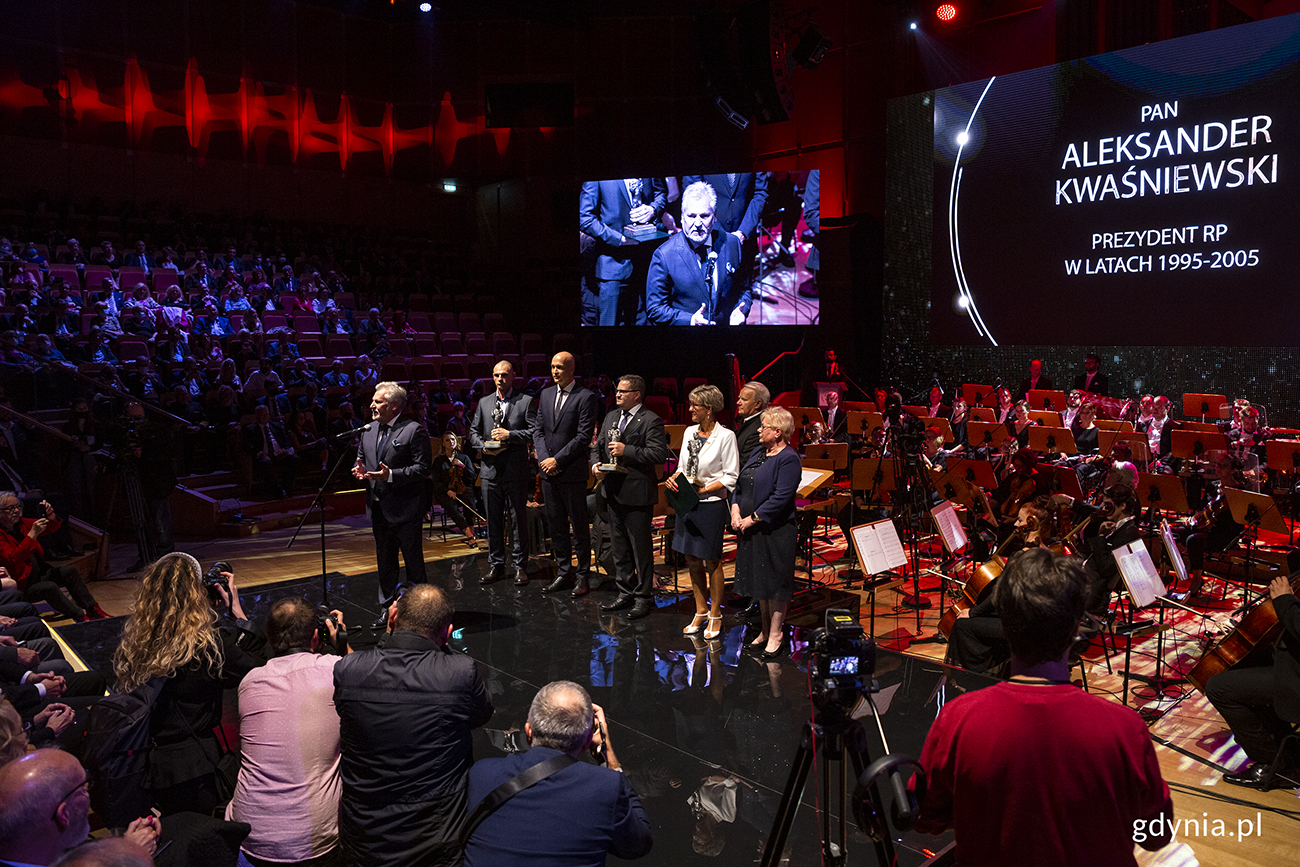 Nagrody wręczał m.in. Prezydent RP Aleksander Kwaśniewski. Fot. Przemysław Kozłowski