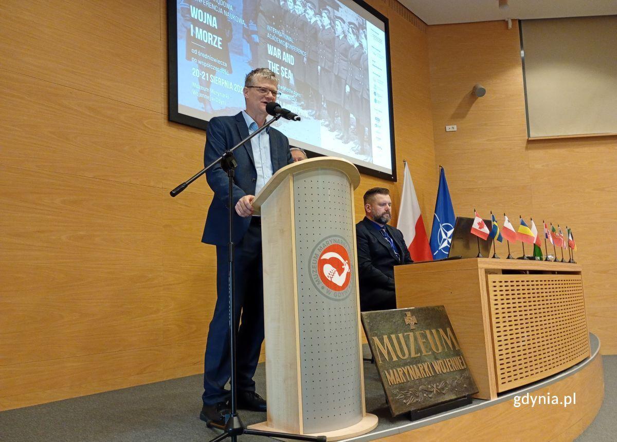 Rafał Geremek, wiceprezydent Gdynia, w trakcie inauguracji konferencji naukowej w Muzeum Marynarki Wojennej w Gdyni