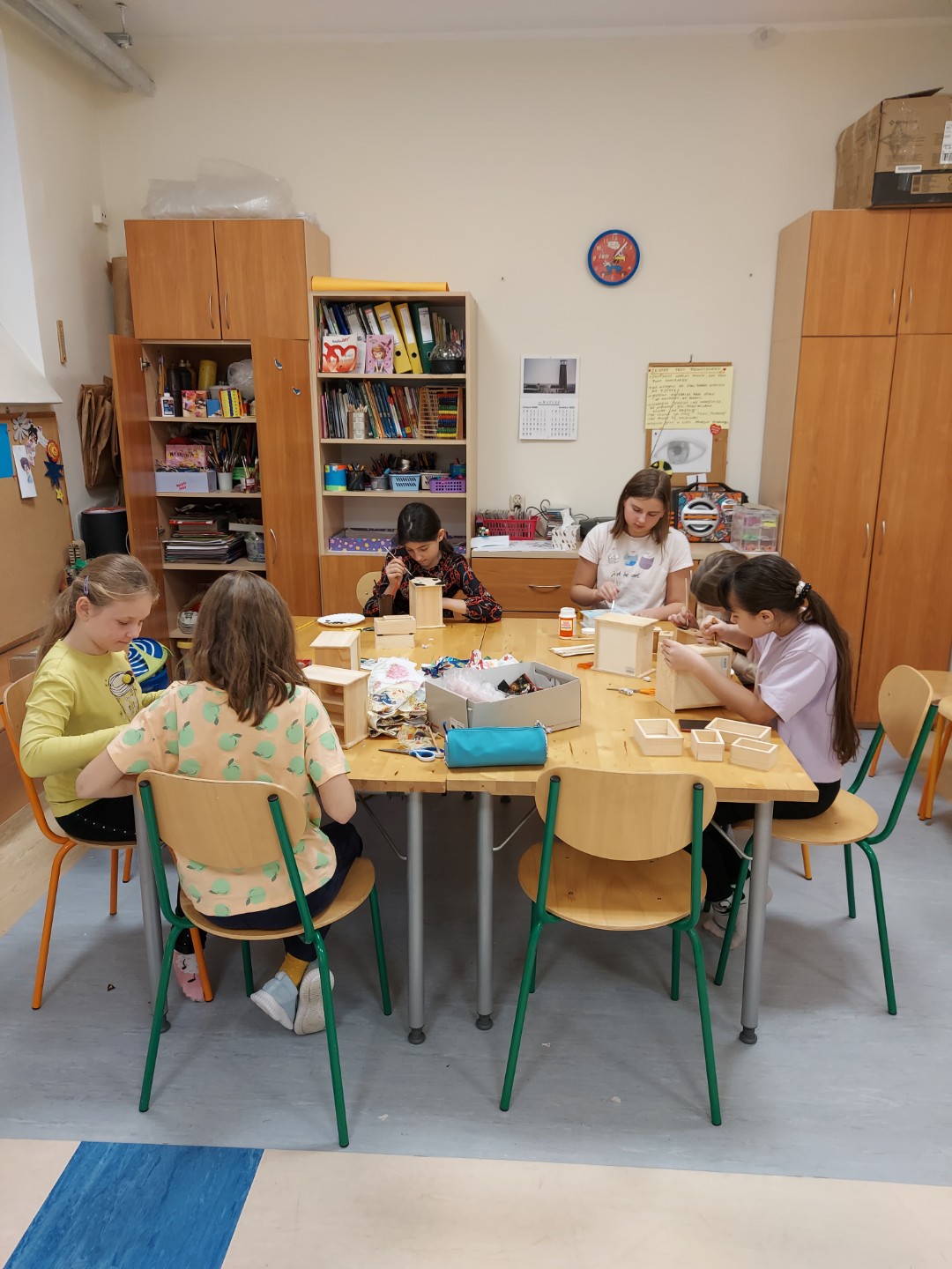 Grupa dzieci przy stole