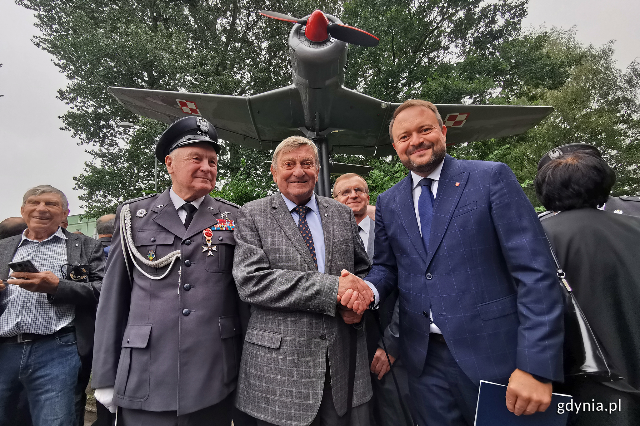 Władze miasta podczas jubileuszu lotnik&oacute;w reprezentował wiceprezydent ds. rozwoju, Marek Łucyk (na zdj. pierwszy z prawej), fot. Michał Puszczewicz