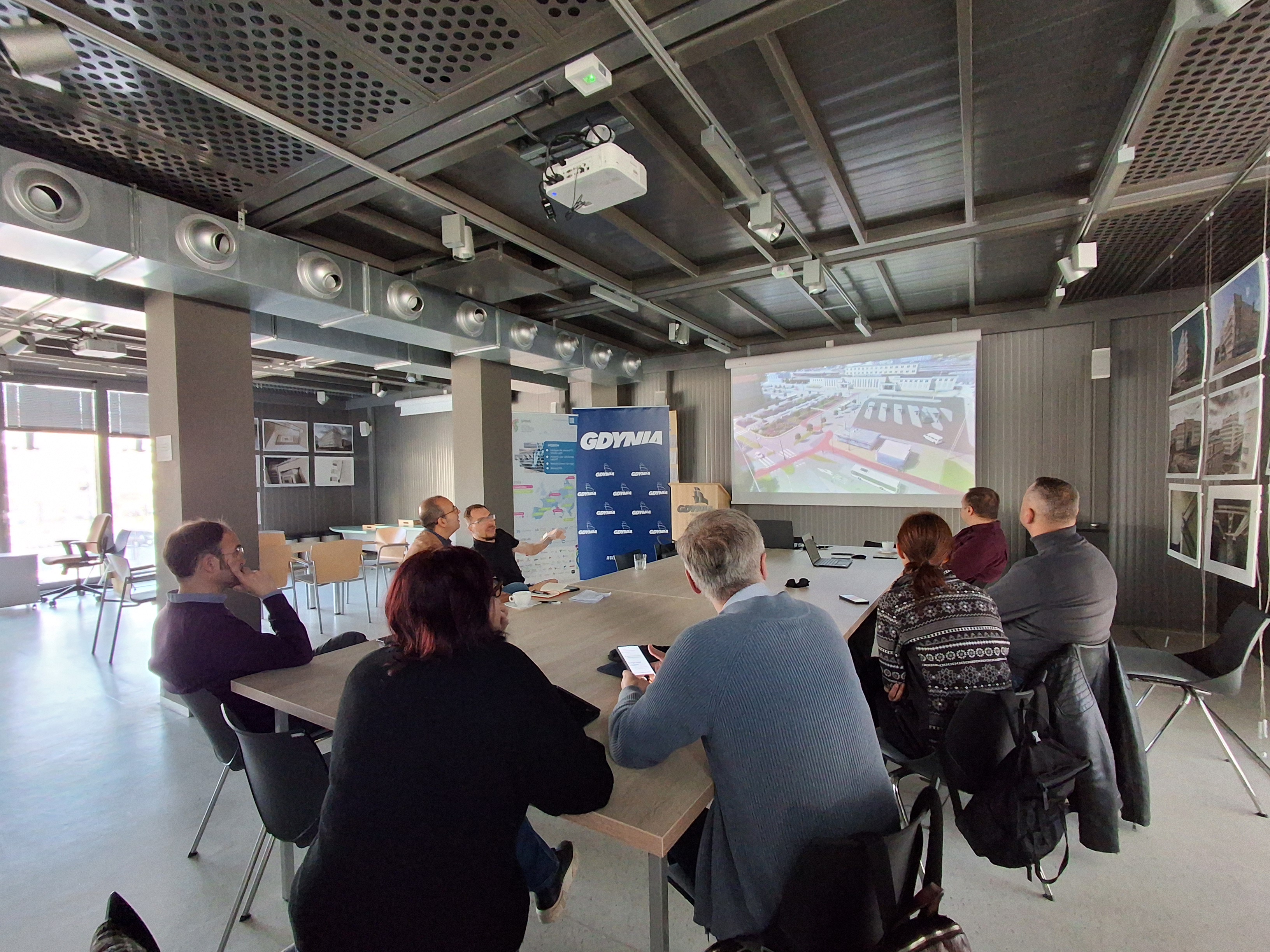 partnerzy z projektu SPINE z z Włoch, Hiszpanii i Słowacji z przedstawicielkami WI UM Gdyni, podczas prezentacji, mat. gdynia mobilna