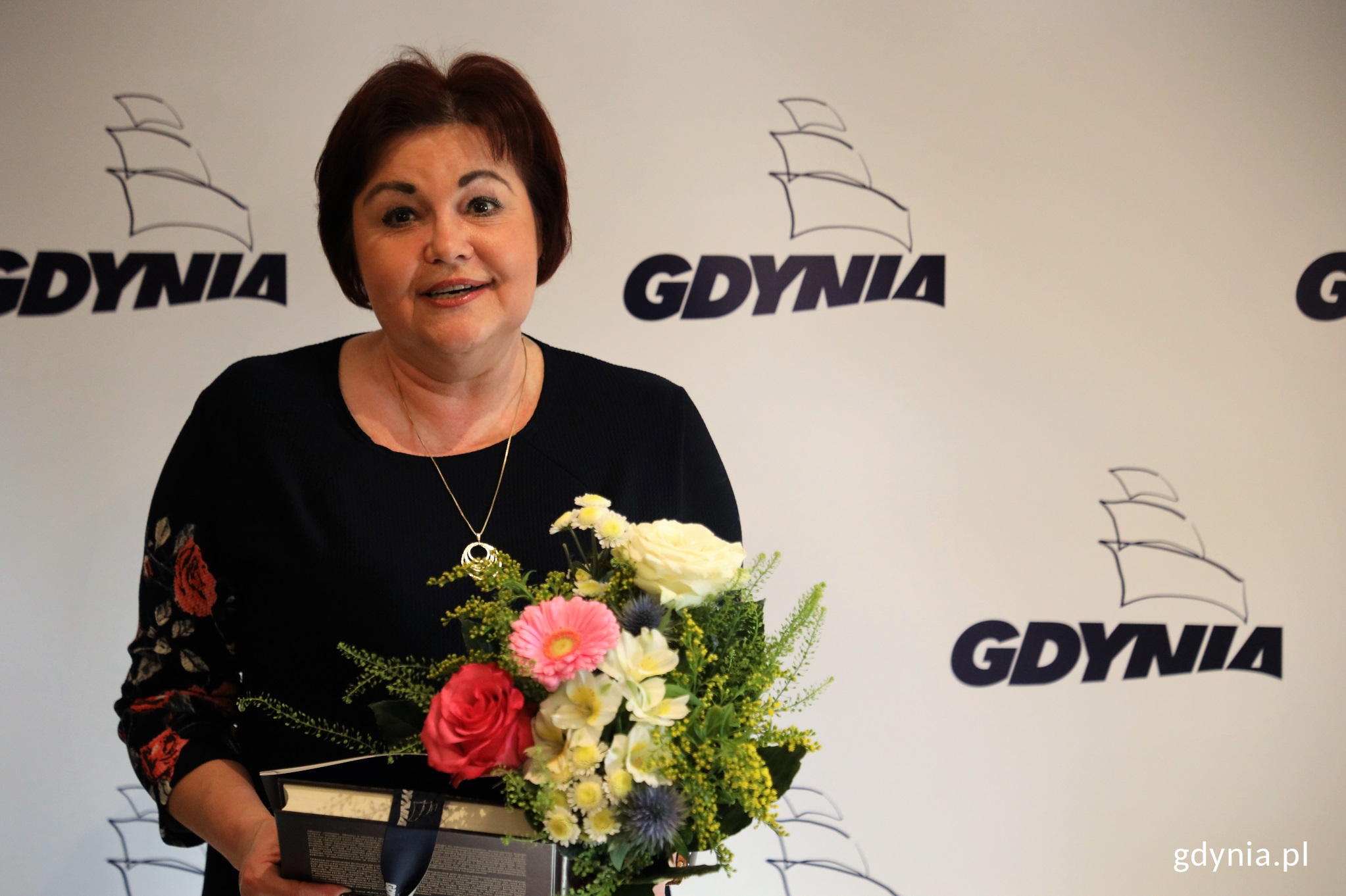 Bożena Szatanowska z bukietem kwiat&oacute;w