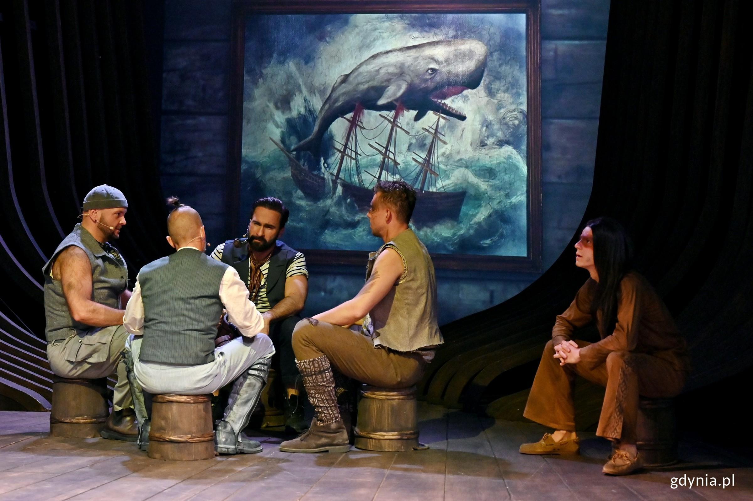 Zdjęcie z pr&oacute;by medialnej spektaklu &bdquo;Moby Dick&rdquo; w Teatrze Muzycznym w Gdyni. Scena zbiorowa (fot. Magdalena Czernek)