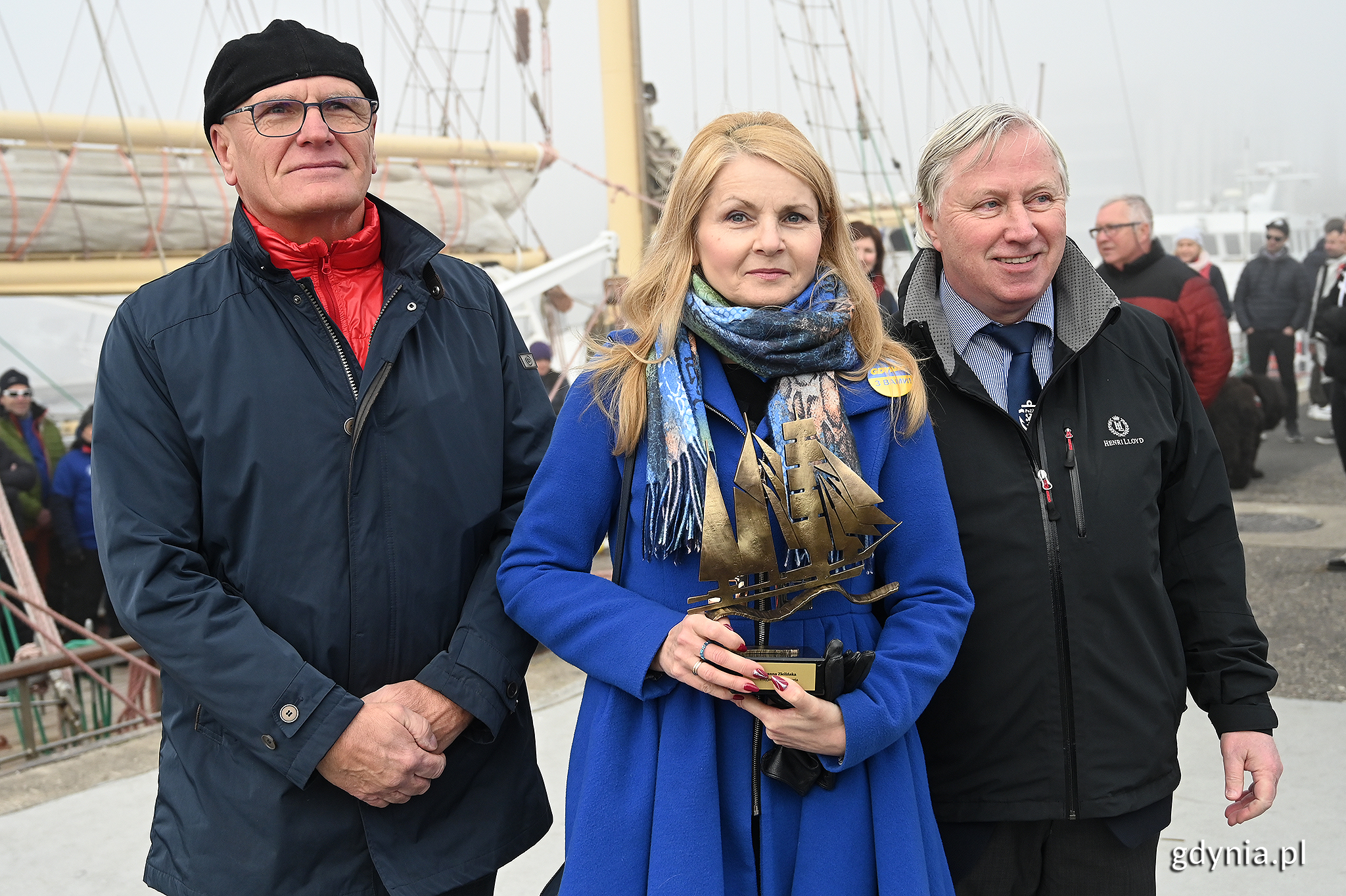 W uroczystości udział wzięła Elżbieta Sierżęga - wiceprzewodnicząca Rady Miasta Gdyni. W imieniu przewodniczącej Rady Miasta Gdyni - Joanny Zielińskiej - odebrała statuetkę przyjaci&oacute;ł "Pogorii". Na zdjęciu z Bogusławem Witkowskim i Jarosławem Kuklińskim - prezesem i wieprezesem PoZŻ // fot. Michał Puszczewicz 