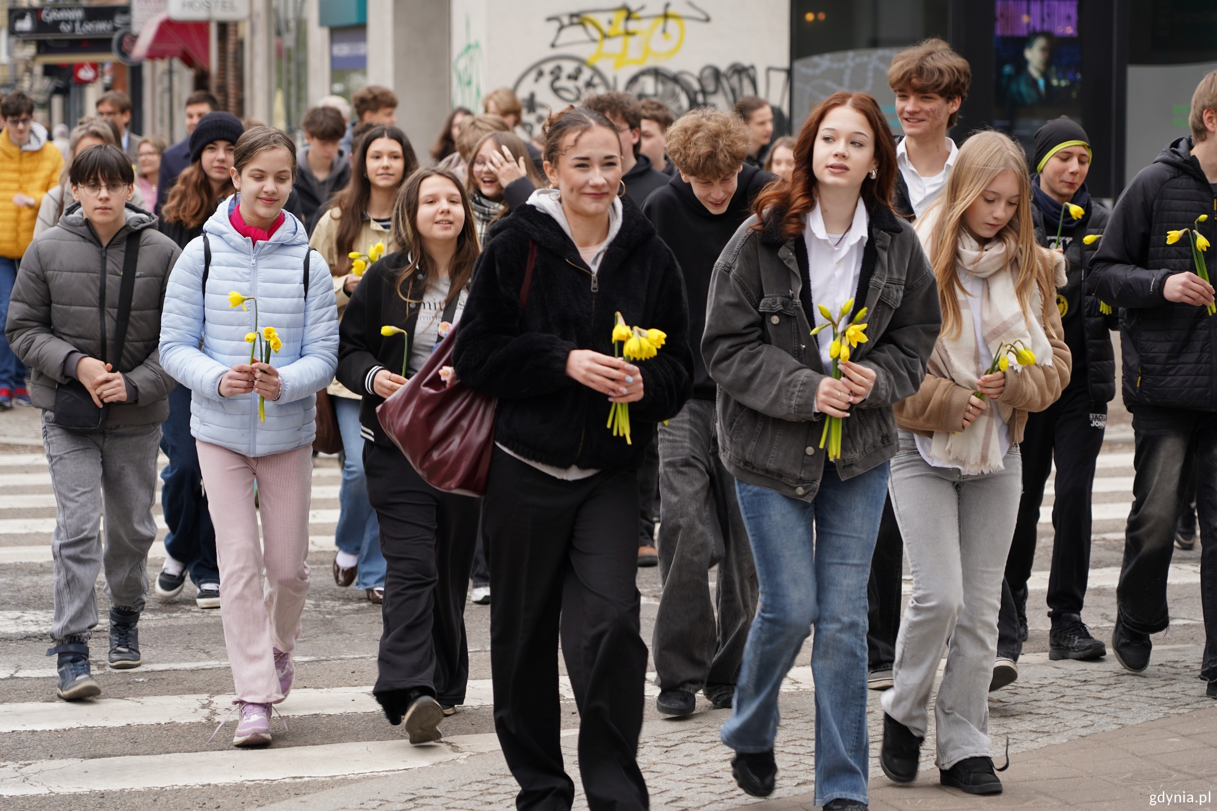 Uczniowie z Zespołu Szkolno-Przedszkolnego nr 3 rozdają żonkile przechodniom na ulicy Świętojańskiej