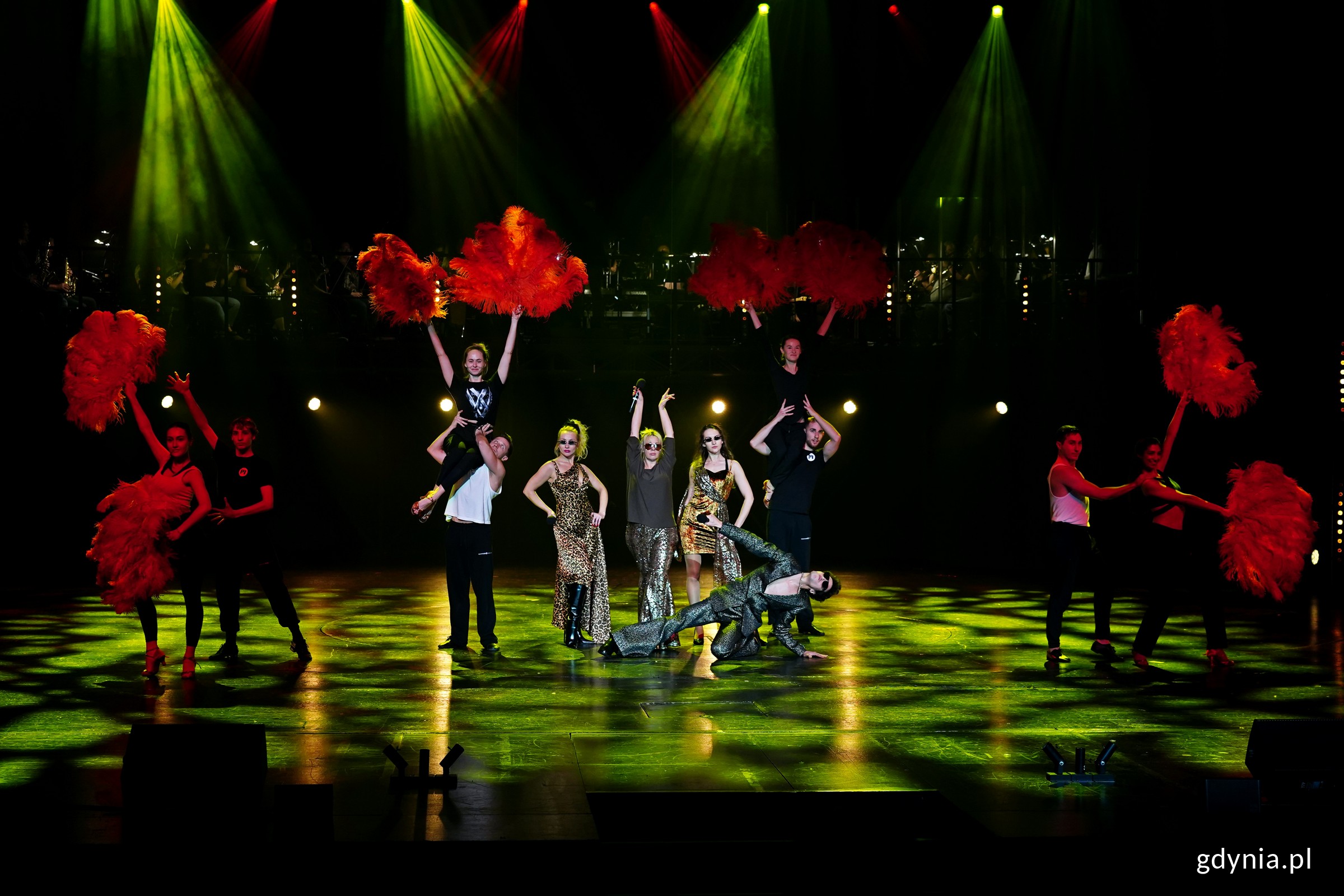 Zdjęcie z pr&oacute;by koncertu sylwestrowego &bdquo;Rewia 2000+&rdquo; w Teatrze Muzycznym. Scena zbiorowa (fot. Magdalena Czernek)