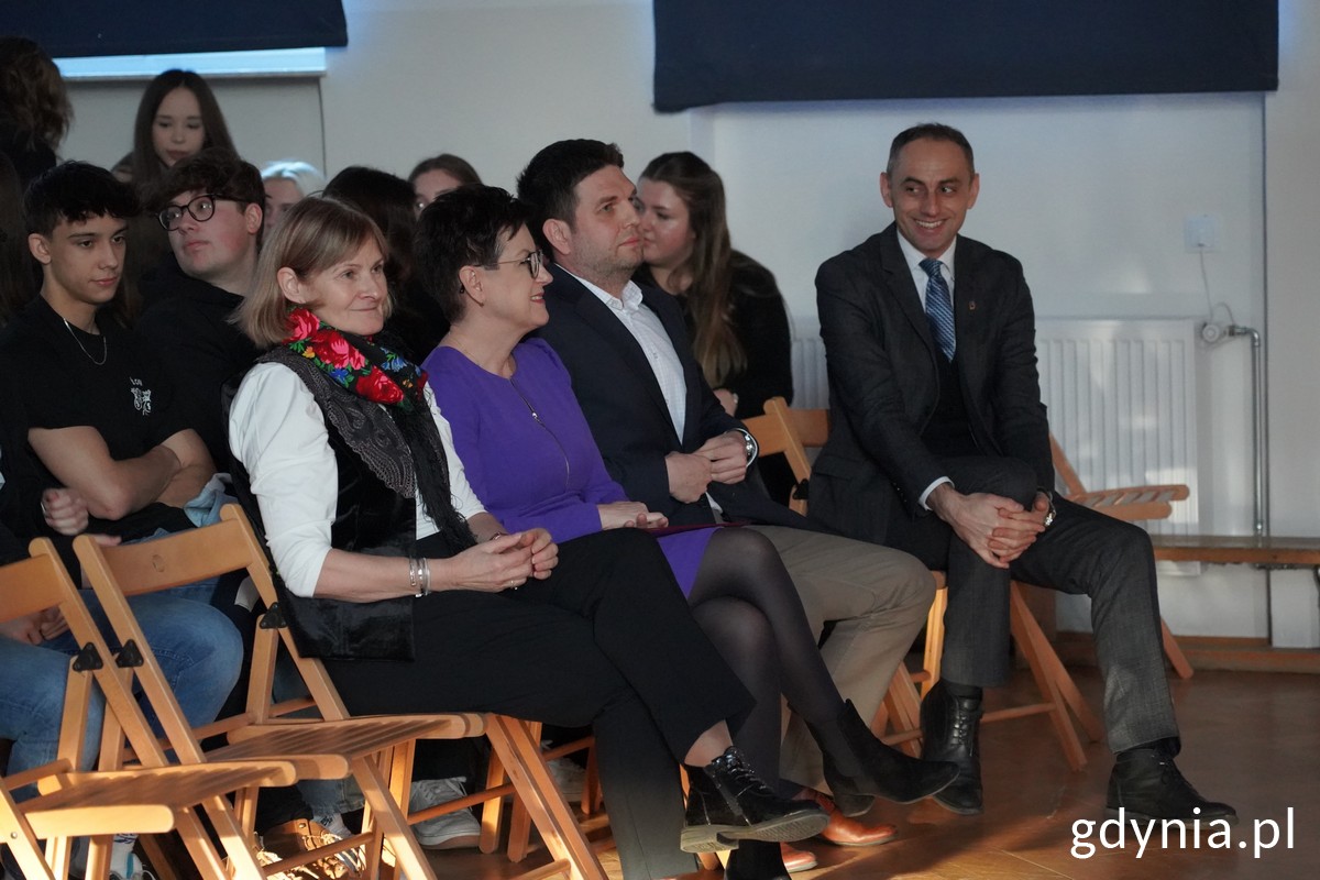 Na zdj. m.in. (od lewej): Grzegorz Kuleta z biura senatora RP Sławomira Rybickiego, wiceprezydent Gdyni Maciej Zielonka, przedstawicielka kuratora oświaty Grzegorza Krygera i dyrektor II LO z Oddziałami Dwujęzycznymi im. Adama Mickiewicza &ndash; Elżbieta Zaręba