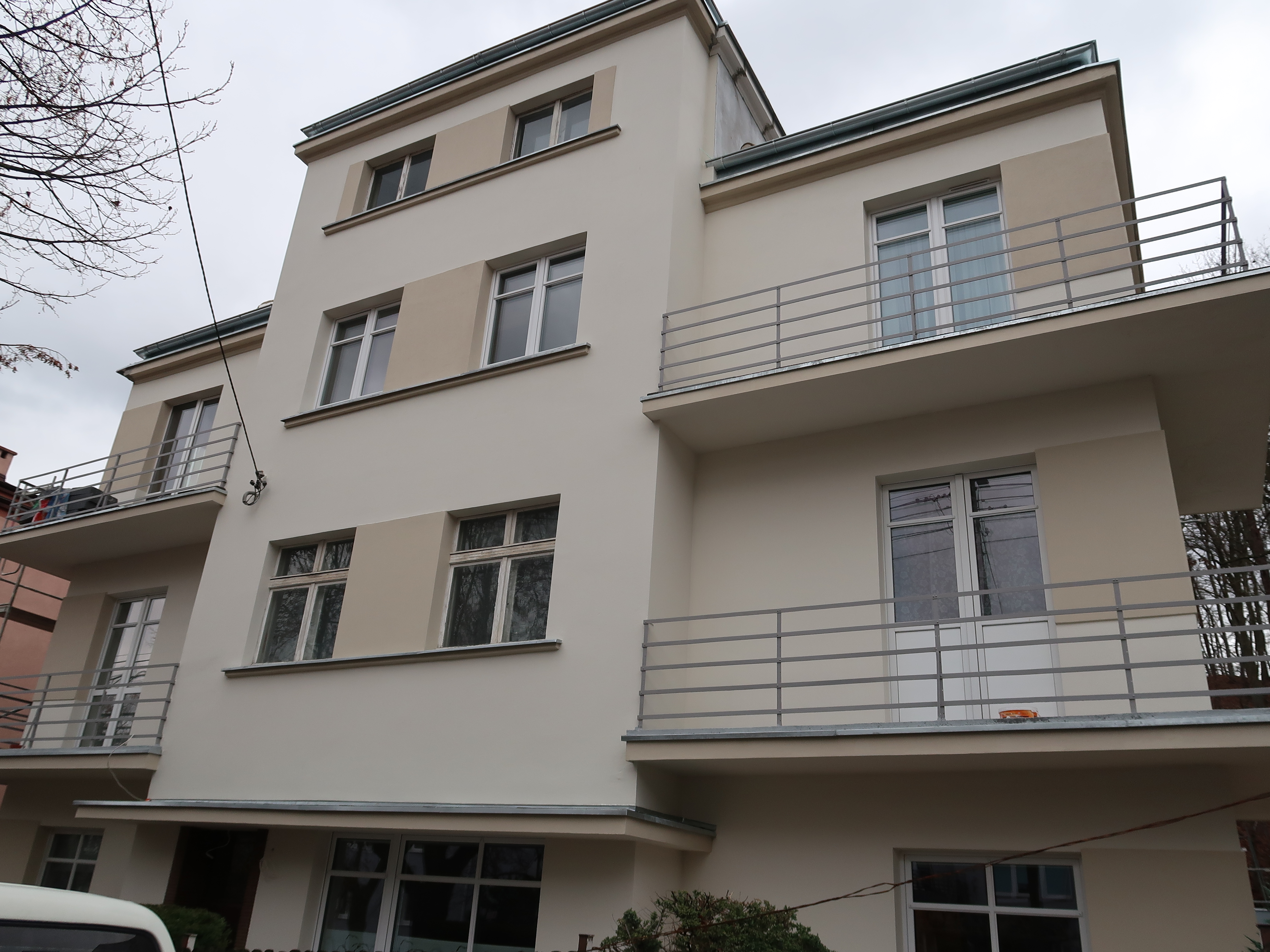 15.	Budynek mieszkalny, ul. Wolności 19 - remont elewacji frontowej, balkon&oacute;w wraz z balustradami, remont wraz z odtworzeniem fragment&oacute;w zadaszenia nad parterem oraz konserwacja drewnianych okien na klatce schodowej