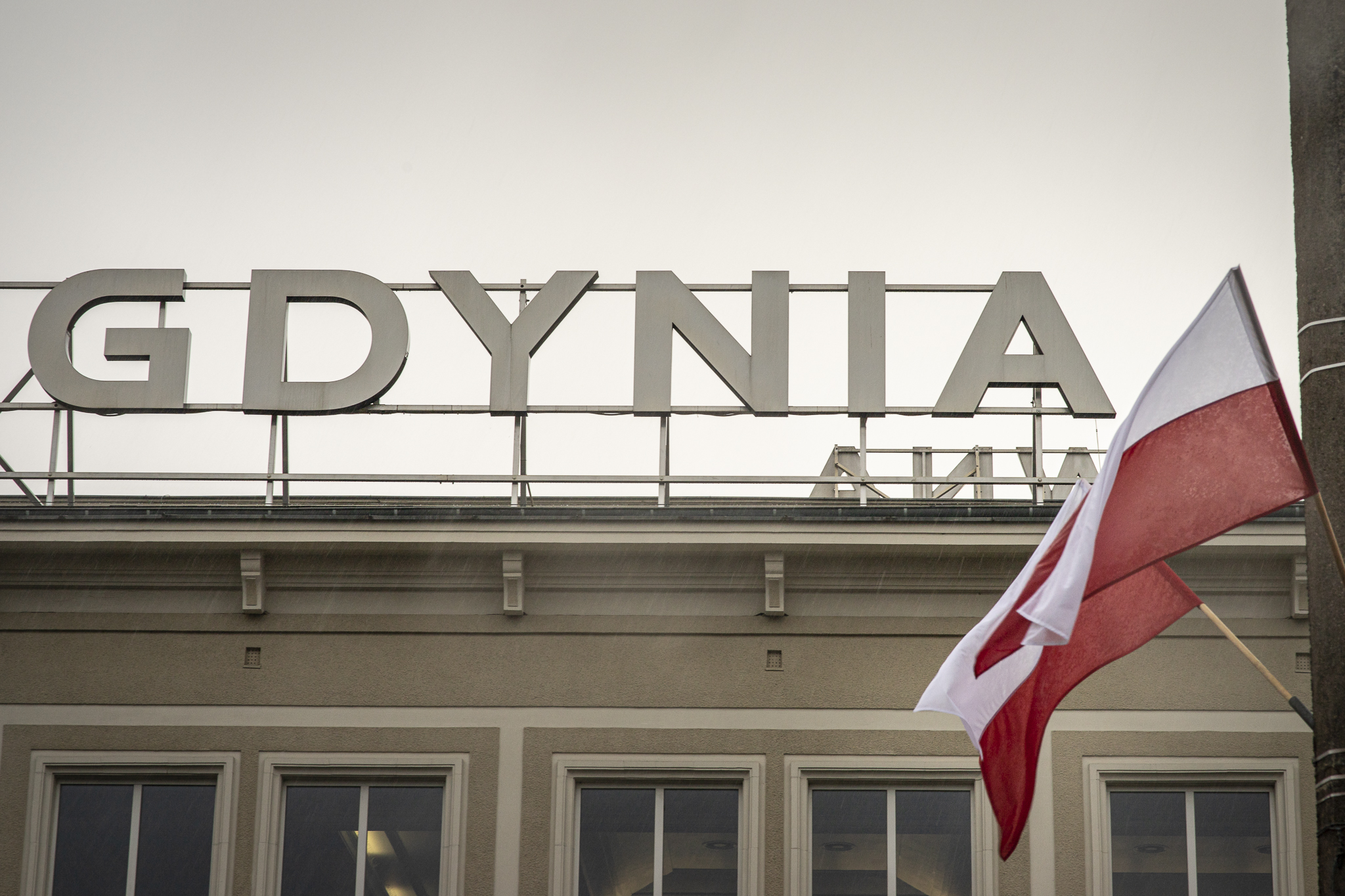 Napis Gdynia na Dw&oacute;rcu Gł&oacute;wnym oraz biało-czerwona flaga. // fot. Andrzej Zmuda