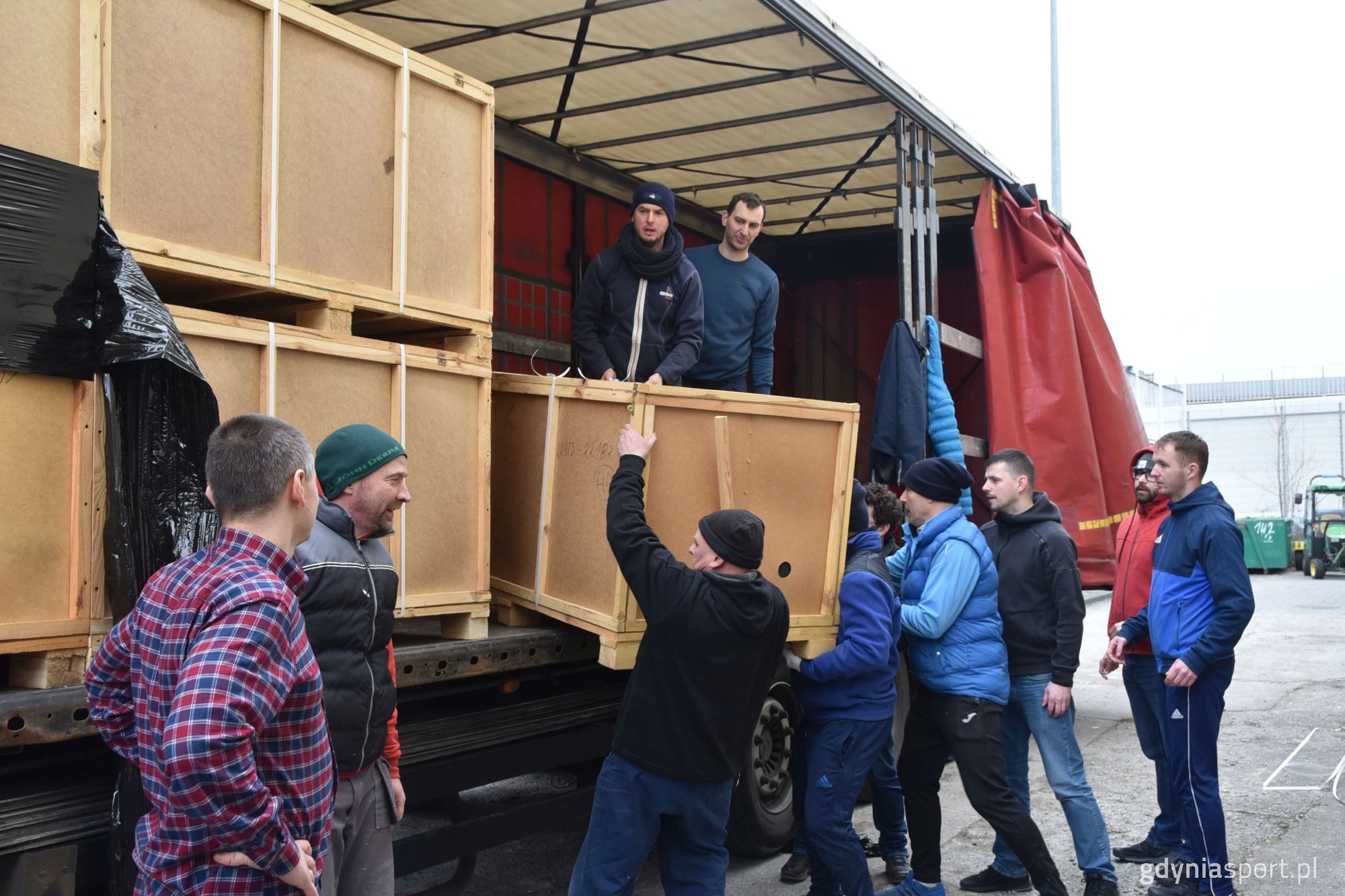 Jeden z transport&oacute;w obsługiwanych w Gdyńskim Centrum Sportu, fot. Marek Urbaniak