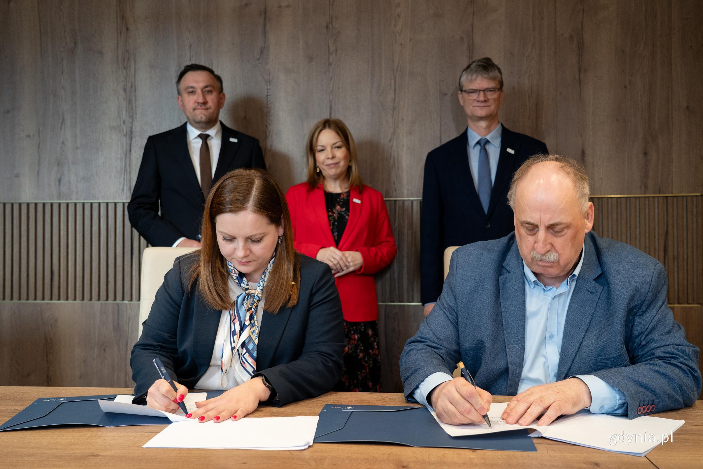 Aleksandra Kosiorek, prezydent Gdyni oraz Stanisław Taube, przewodniczący Związku Zawodowego Pracownik&oacute;w Komunikacji Miejskiej w&nbsp;Gdyni podpisują porozumienie gwarancyjne. (fot. Łukasz Kamasz/gdynia.pl)