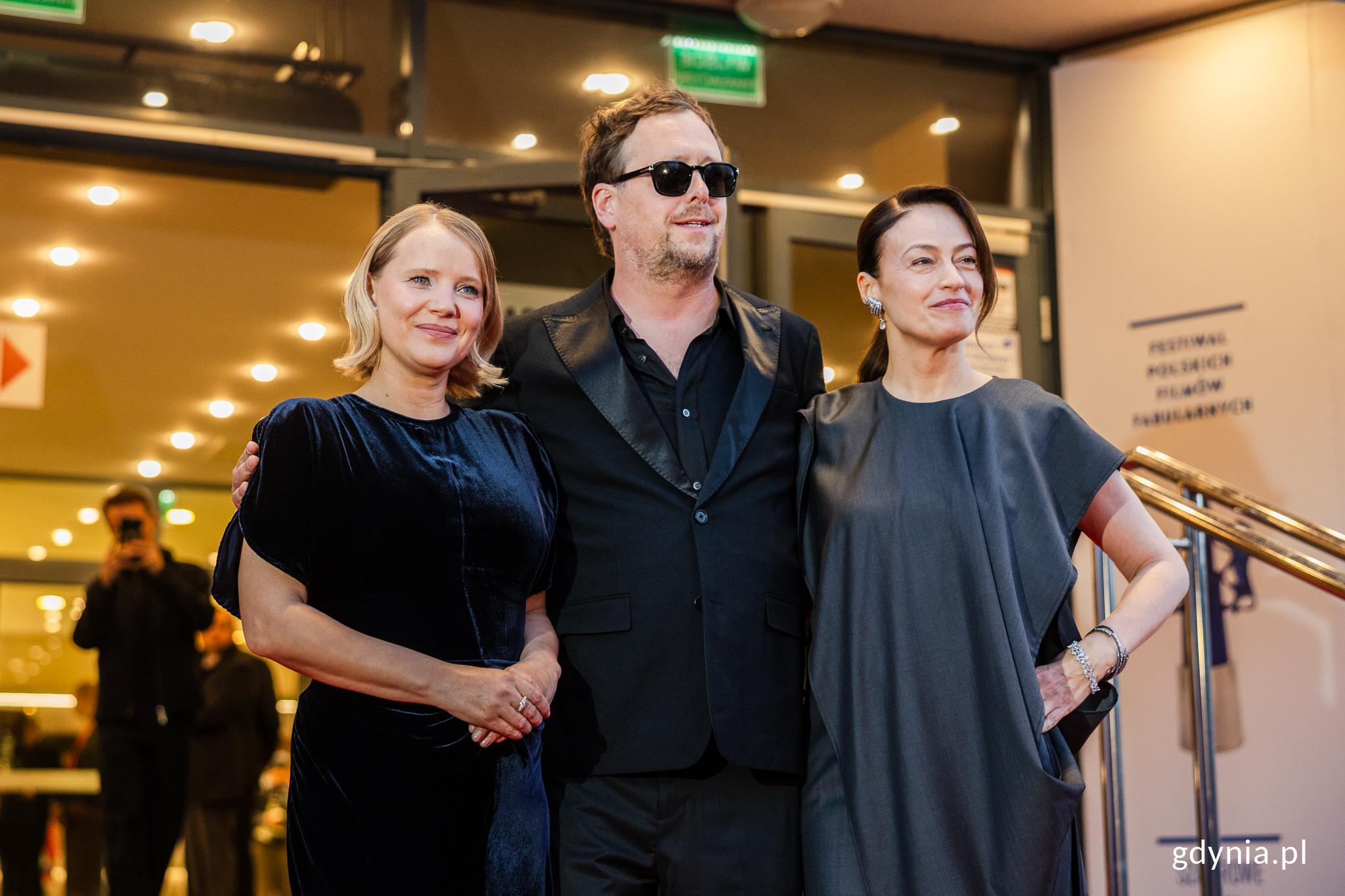 Od lewej: Joanna Kulig, Jan Holoubek i Magdalena R&oacute;żczka pozujący przed wejściem do Teatru Muzycznego w Gdyni przed galą otwarcia 51. Festiwalu Polskich Film&oacute;w Fabularnych w Gdyni (fot. Karol Stańczak)