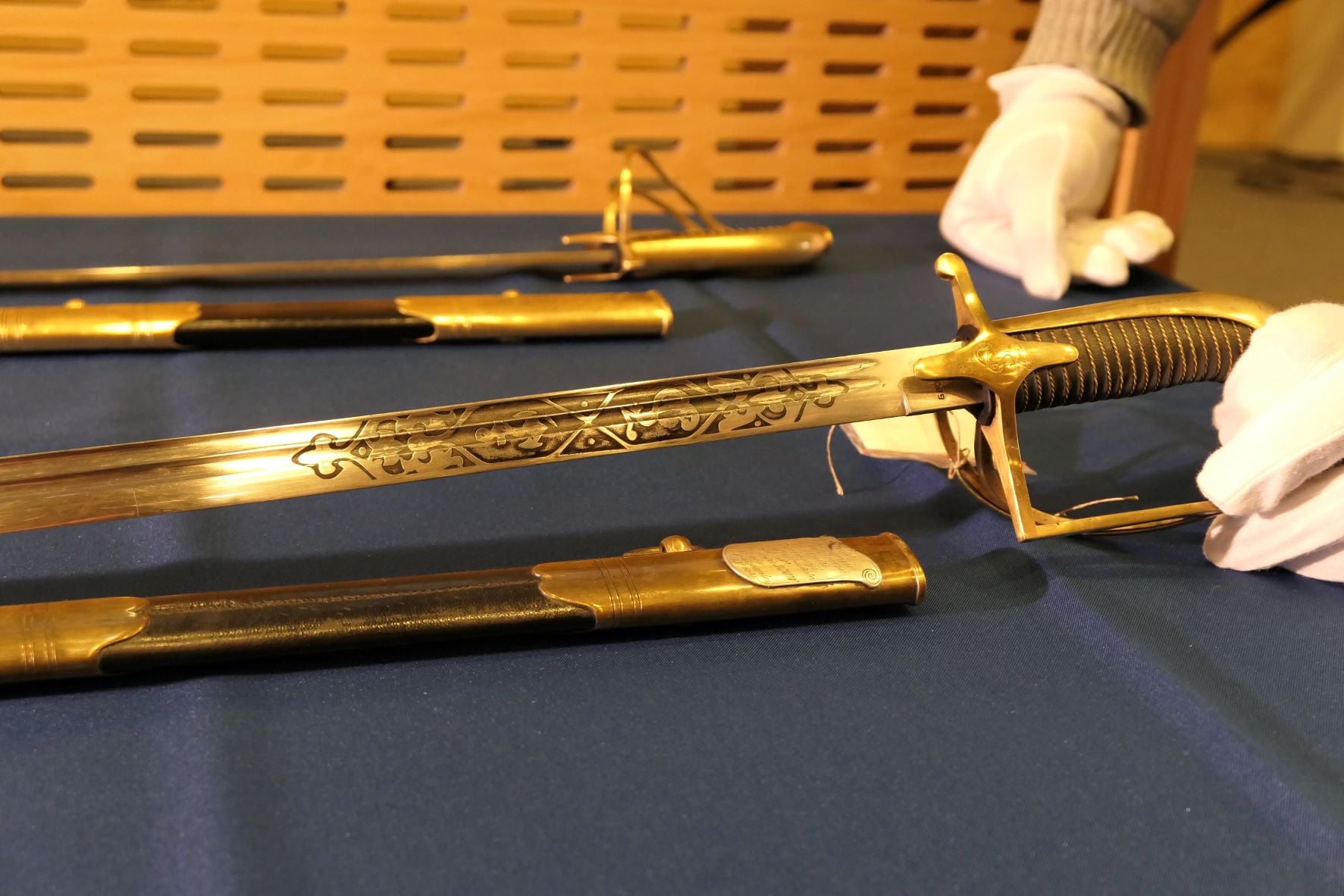 Świetnie zachowane pałasze oficerskie, kt&oacute;re nabyło Muzeum Marynarki Wojennej, fot. MMW