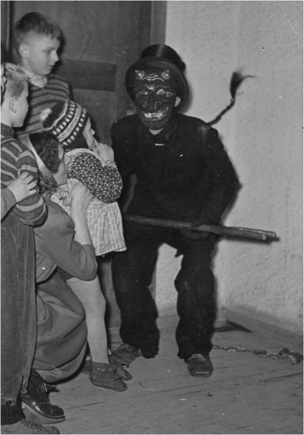 Diabeł - maszkara godowa, Łapalice, 1958, fot. J. Rydzewski ze zbior&oacute;w Muzeum Narodowego w Gdańsku.