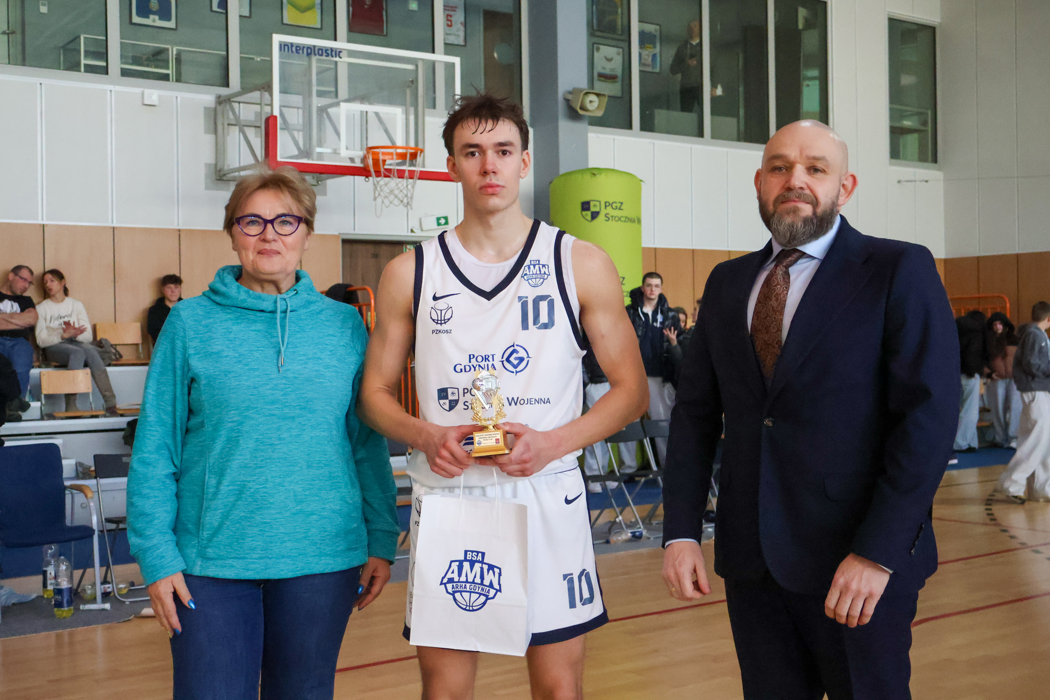 od lewej): Teresa Bysewska, radna Gdyni, Krzysztof Babis, MVP turnieju i Rafał Dampc, komisarz zawod&oacute;w