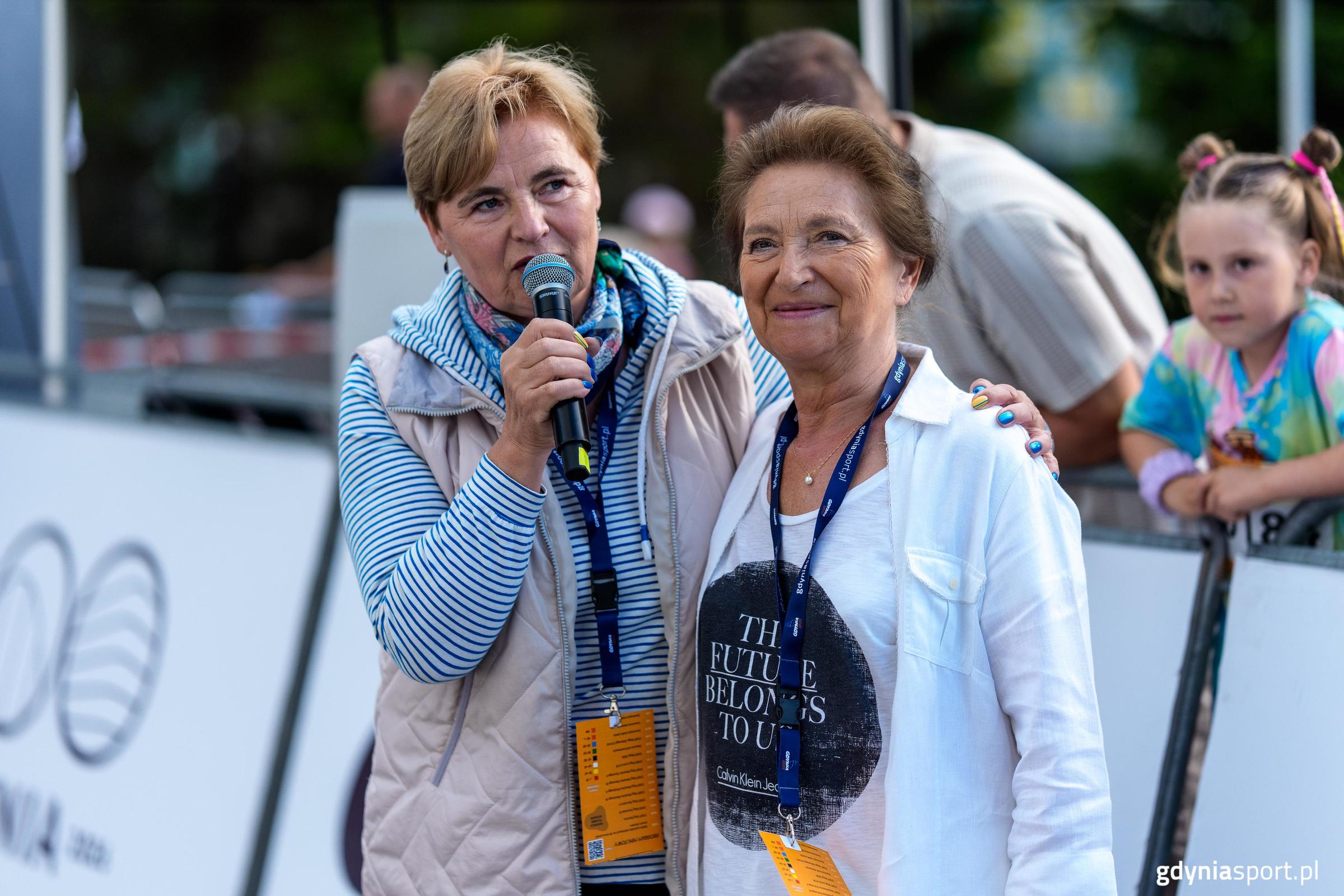 Hanna Uszyńska-Wenda, wnuczka Tadeusza Wendy i Teresa Bysewska, przewodniczącą Komisji Sportu, Turystyki i Rekreacji, radna Gdyni, podczas wręczenia medali (fot. Dawid Linkowski)