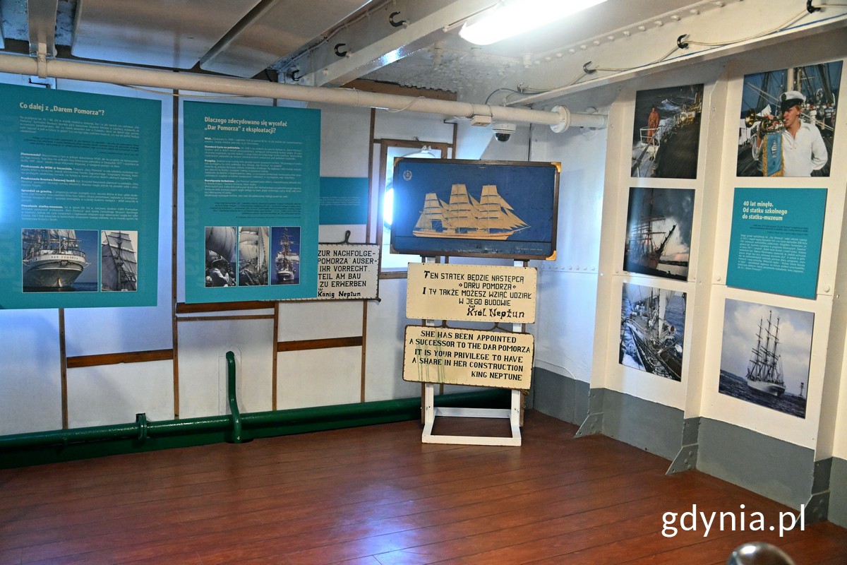 Fragmenty wystawy &bdquo;40 lat minęło. Od statku szkolnego do statku-muzeum&rdquo;, kt&oacute;rą można oglądać na &bdquo;Darze Pomorza&rdquo;. Ekspozycja składa się m.in. z tablic informacyjnych i archiwalnych zdjęć // fot. Magdalena Czernek