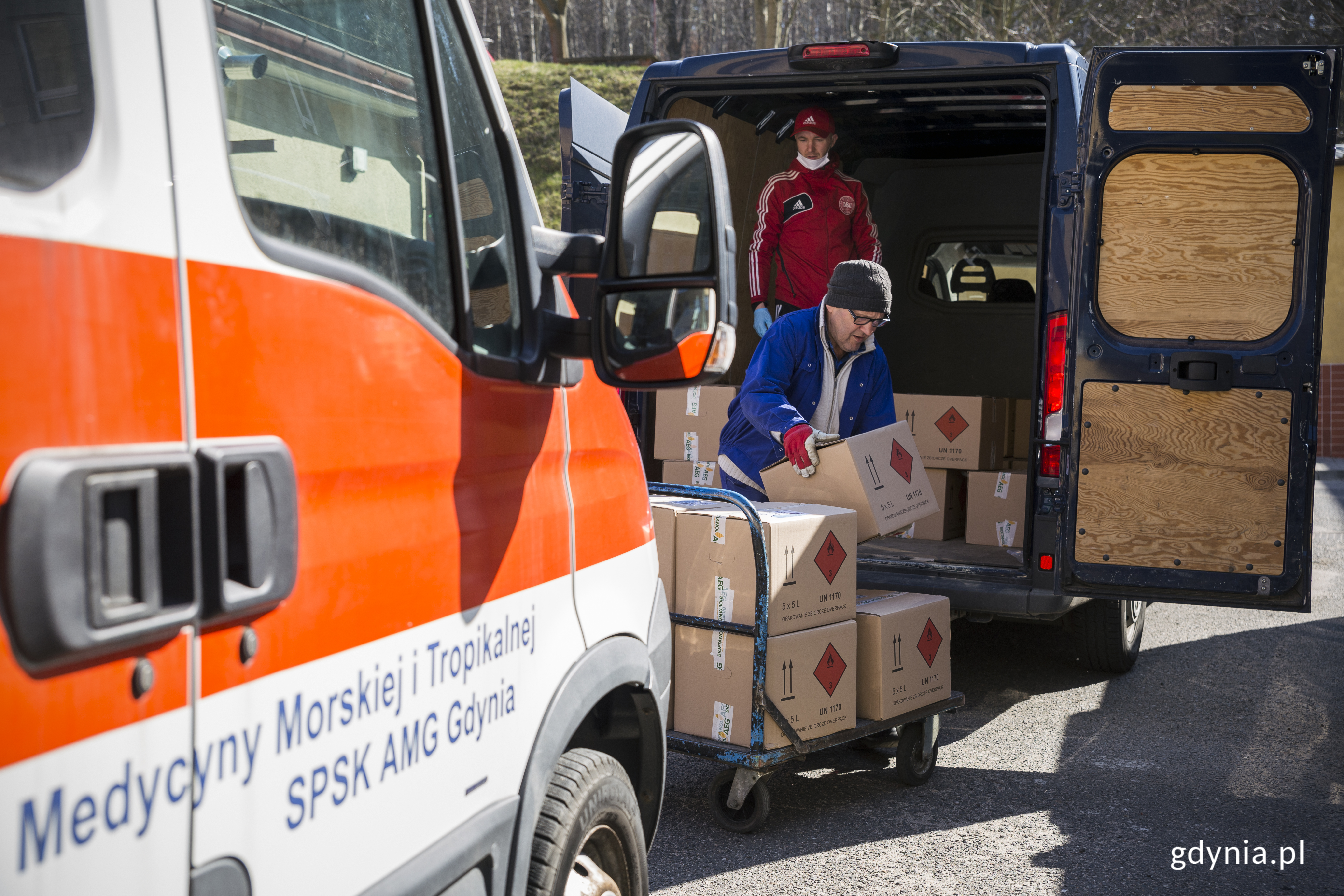 Transport płynu dezynfekującego od miasta dla szpitali w Gdyni, fot. Przemysław Kozłowski