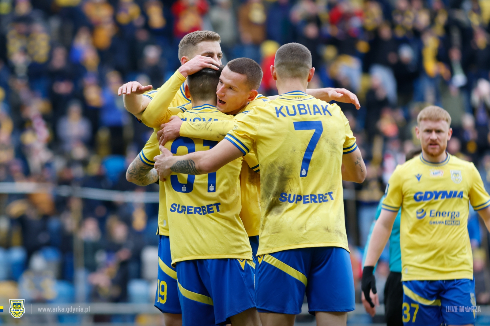 Ż&oacute;łto-Niebiescy w radości po zdobytym golu