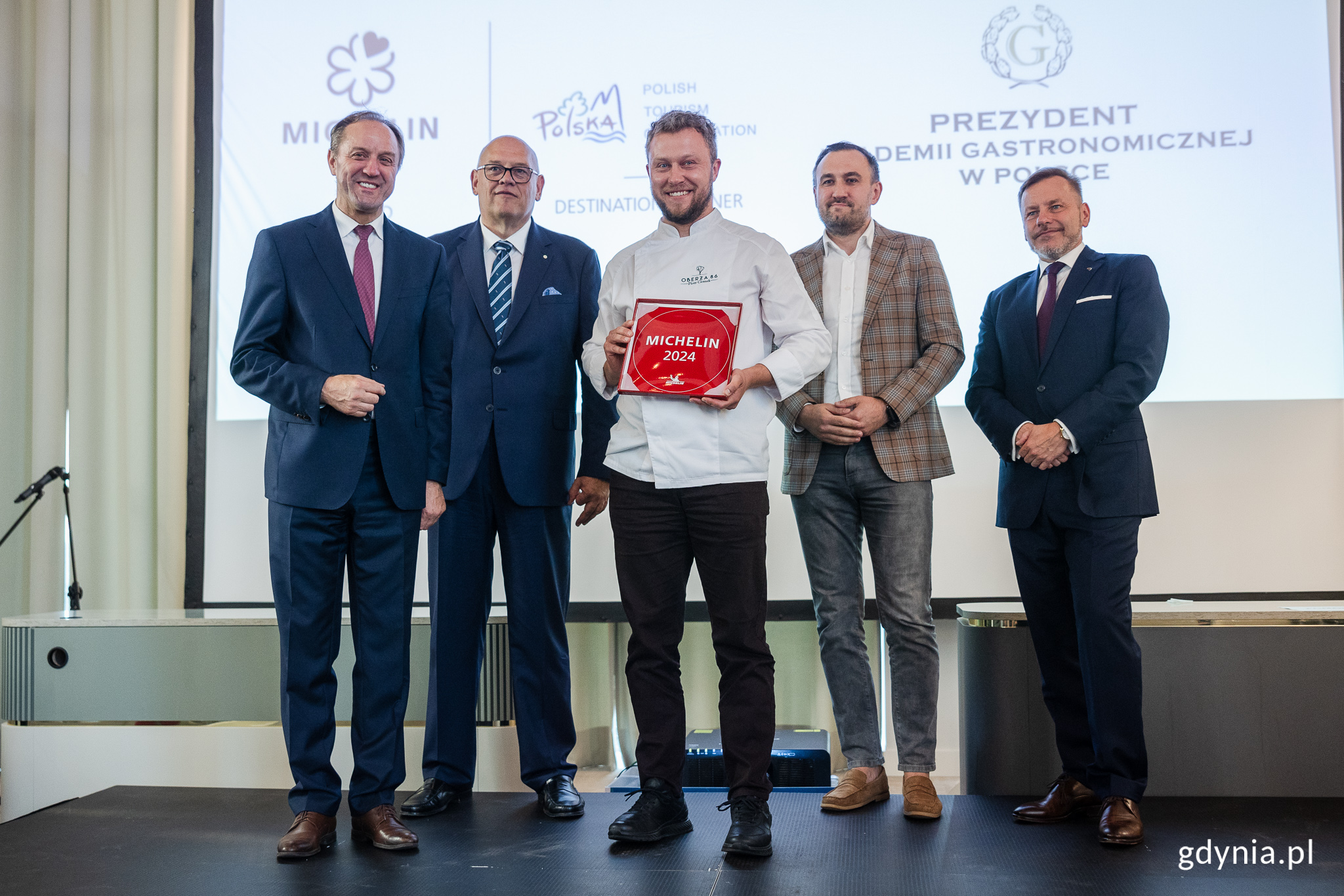Na zdj. Piotr Ciomek z Oberży 86 (w środku) m.in. w towarzystwie wiceprezydenta Gdyni Tomasza Augustyniaka, marszałka woj. pomorskiego Mieczysława Struka i&nbsp;Rafała Szmytke, prezesa Polskiej Organizacji Turystycznej 