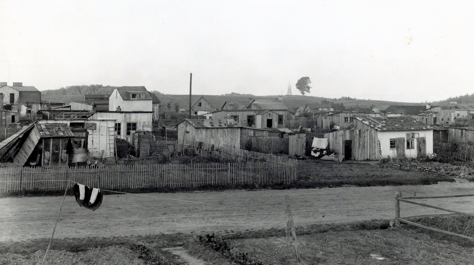 Znamy się! Jak to się zaczęło &ndash; o początkach Miasta Gdyni cz.1; Na zdjęciu: niezidentyfikowana do dziś ulica, najpewniej w okolicy obecnych Leszczynek. Źr&oacute;dło: Muzeum Miasta Gdyni