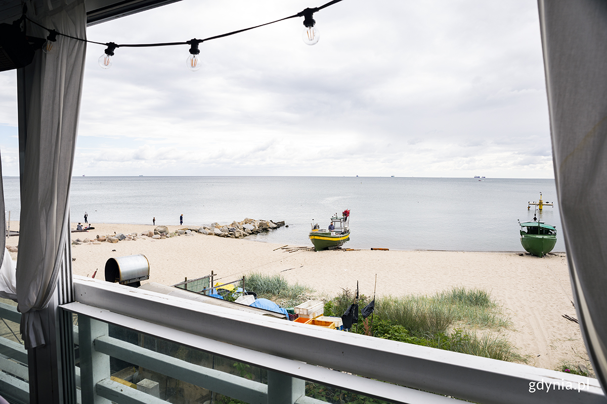 Kuter, na kt&oacute;rym wypływa na poł&oacute;w Marta z mężem, widziany z tarasu Tawerny Orłowskiej. Fot. Przemysław Kozłowski