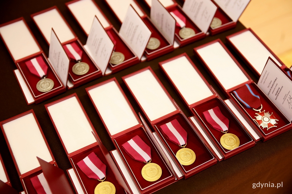 medale leżą na stole