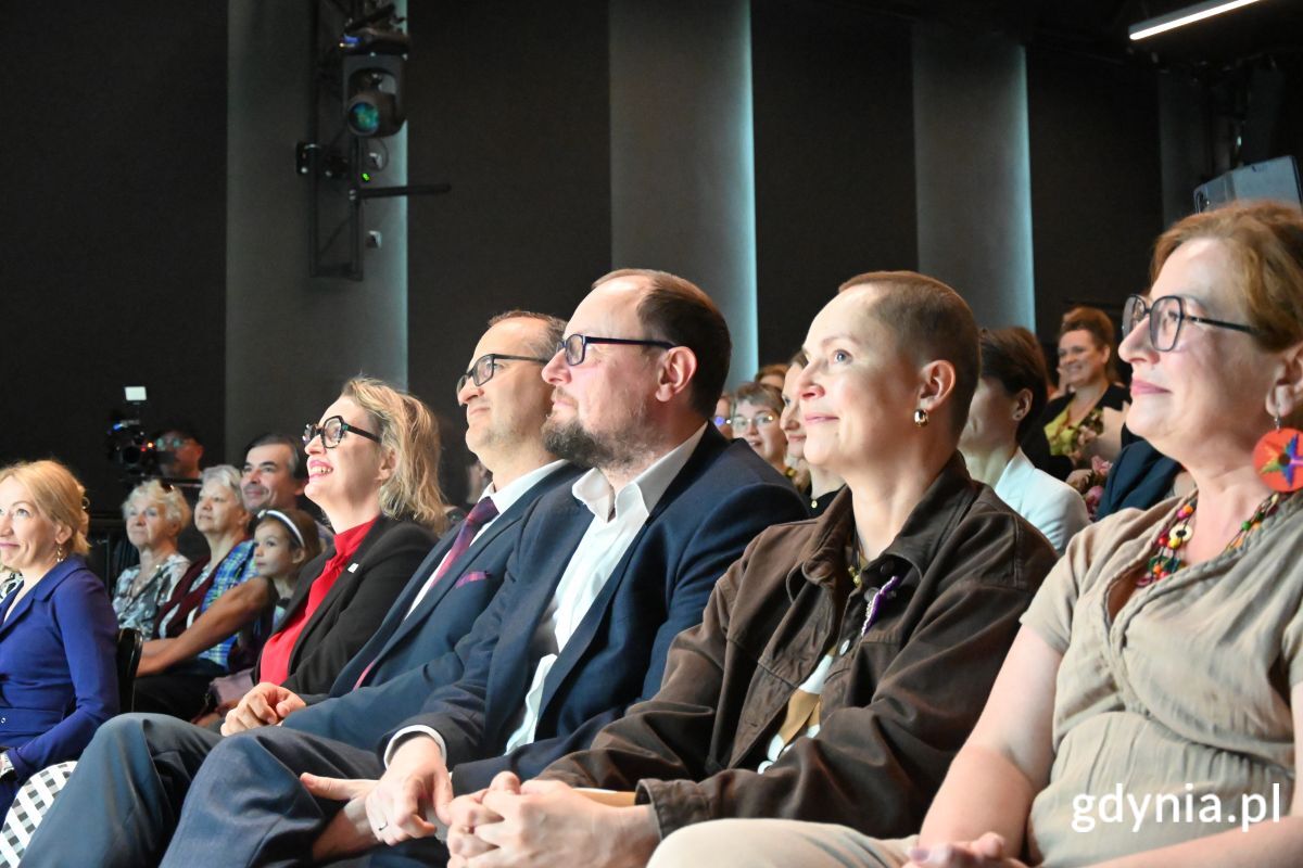 W wydarzeniu uczestniczyli przedstawiciele instytucji kultury i samorządu, na zdjęciu m.in. radna miasta Gdyni Agnieszka Tokarska, Emil Rojek wicewojewoda pomorski, Mariusz Bzdęga, dyrektor zarządzający ds. kultury i aktywności mieszkańc&oacute;w, Maja Wagner, naczelnik wydziału kultury oraz Natalia Gromow, dyrektorka Biblioteki Gdynia. 