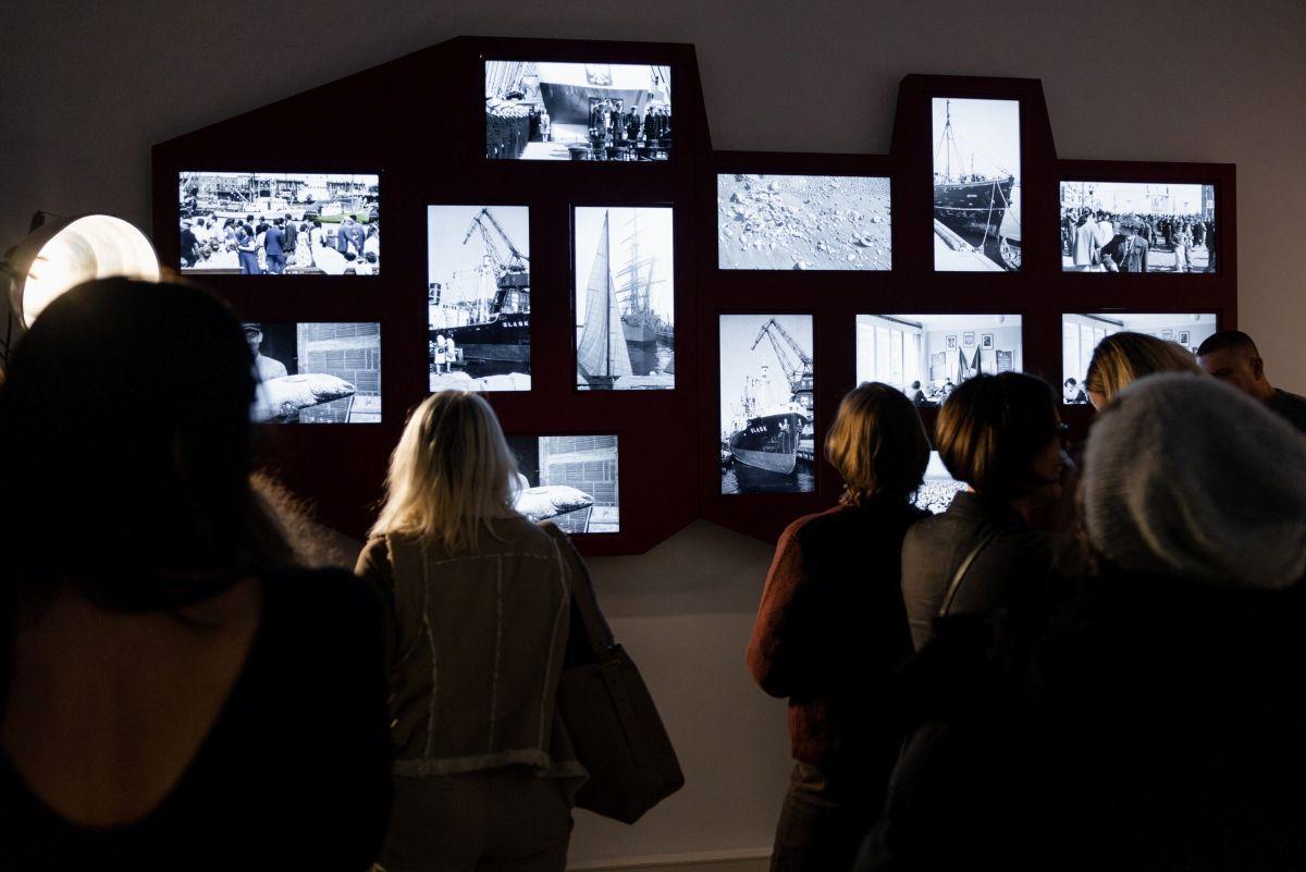 Widzowie oglądający wystawę w Muzeum Miasta Gdyni