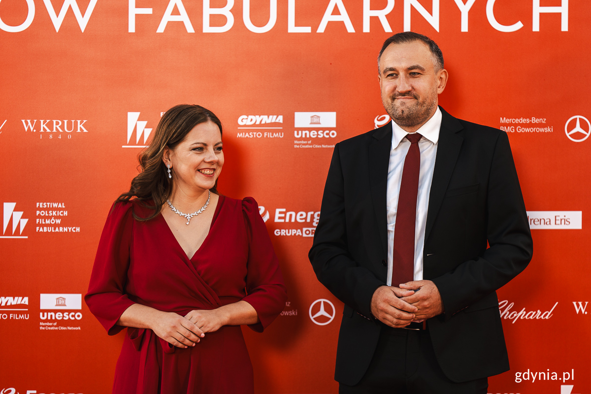 Prezydent Aleksandra Kosiorek i wiceprezydent Tomasz Augustyniak na czerwonym dywanie