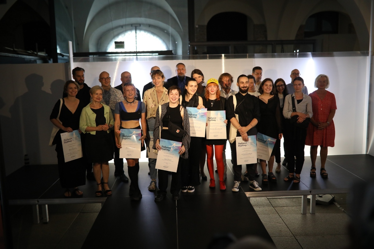 Laureaci konkursu &bdquo;Najlepsze Dyplomy Akademii Sztuk Pięknych&rdquo; wraz wiceprezydent Katarzyną Gruszecką-Spychała i innymi uczestnikami wręczenia nagr&oacute;d // fot. materiały ASP w Gdańsku
