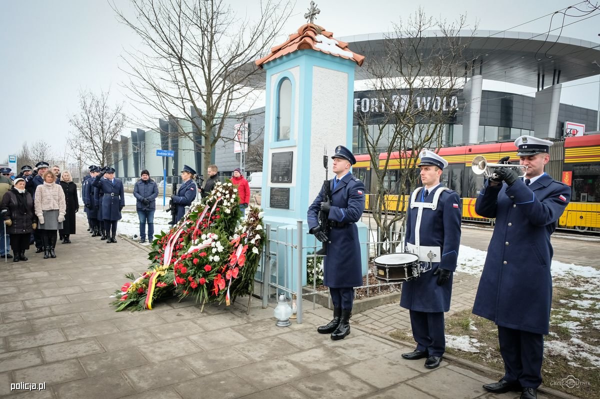 Kapliczka obok miejsca tragicznych wydarzeń na warszawskiej Woli, gdzie Andrzeja Struja w lutym 2010 roku zaatakował nożownik, fot. policja.pl
