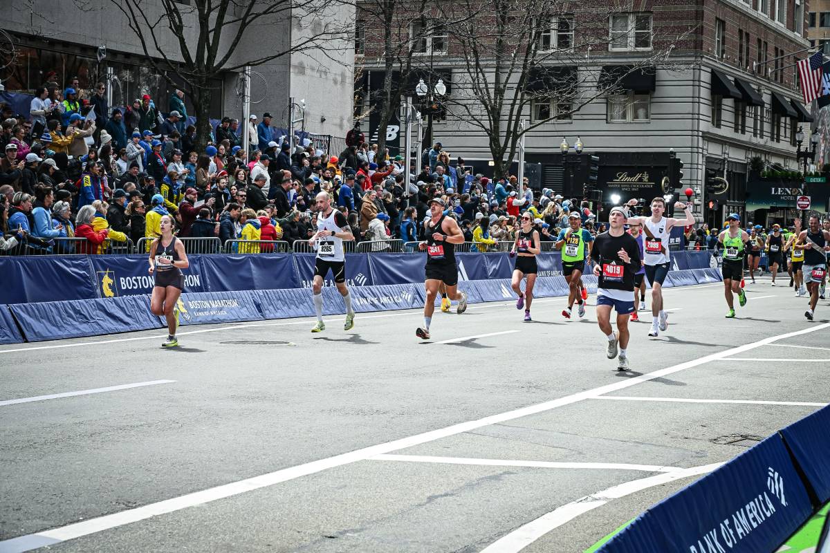 Ludzie w strojach sportowych biegnący po ulicach miasta