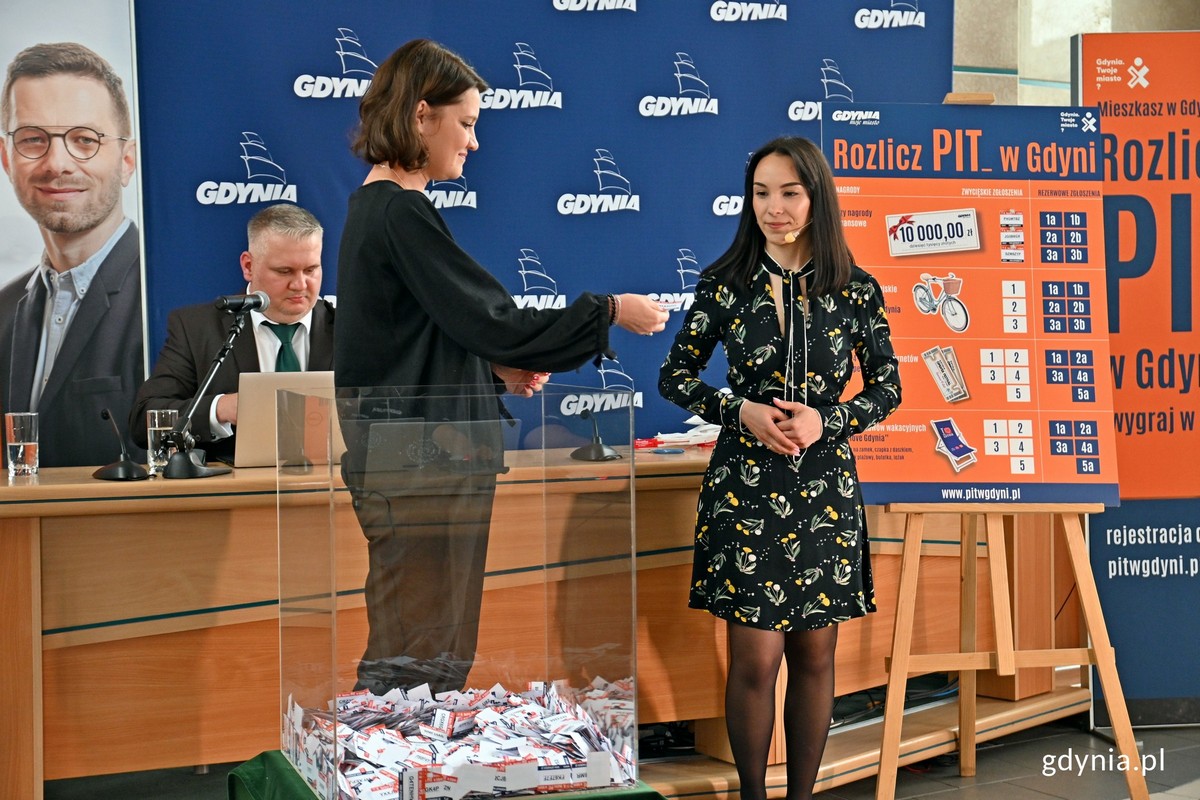 Wiceprezydent Gdyni Katarzyna Gruszecka-Spychała przekazuje jeden ze zwycięskich kupon&oacute;w Natalii Zapale - przedstawiciele komisji nadzoru loterii z firmy Gratifica Promotions // fot. Magdalena Czernek