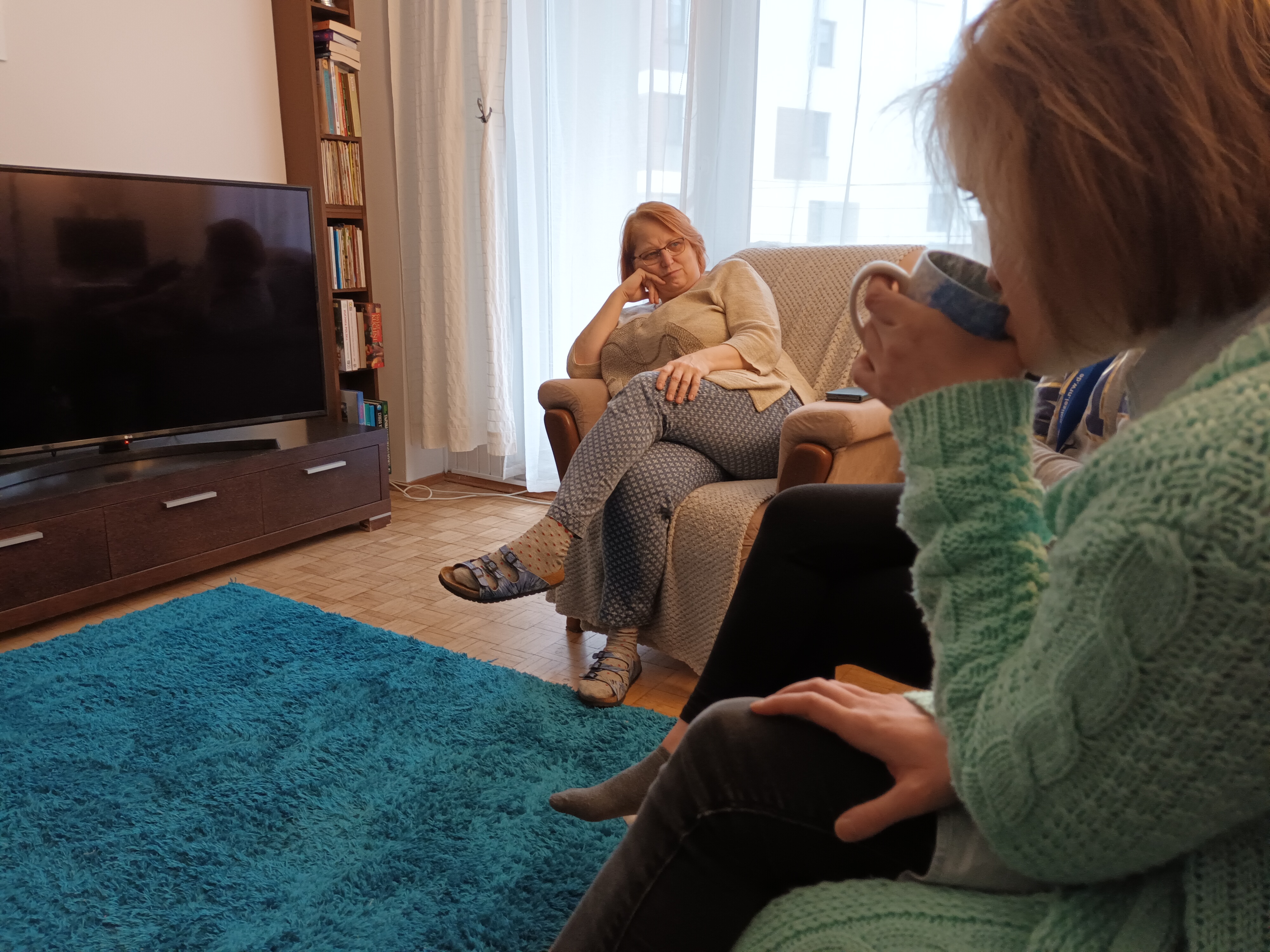 Kobiety rozmawiające w salonie