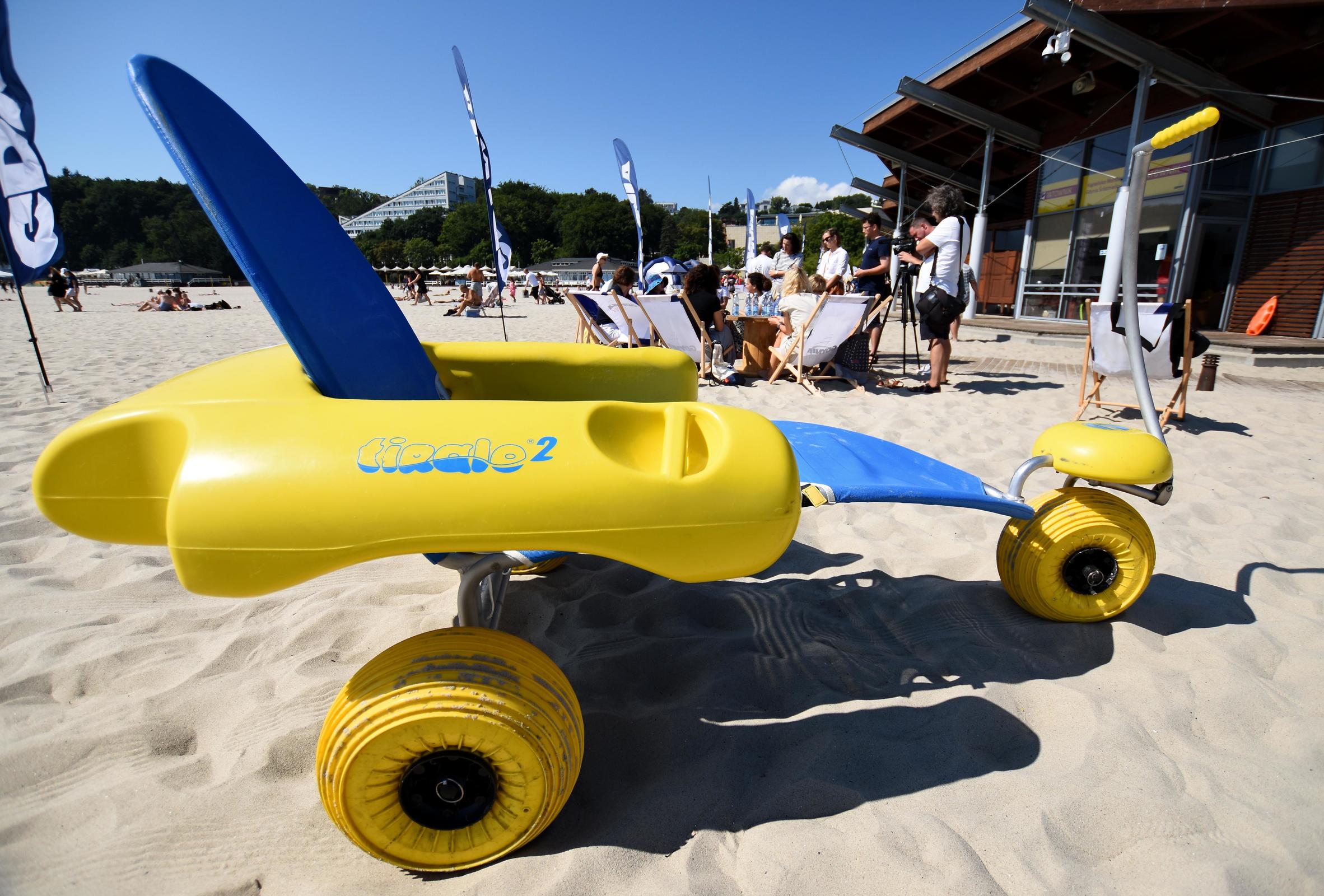 W&oacute;zek, kt&oacute;ry umożliwia osobom z niepełnosprawnościami skorzystanie z kąpieli w morzu, fot. Kamil Złoch