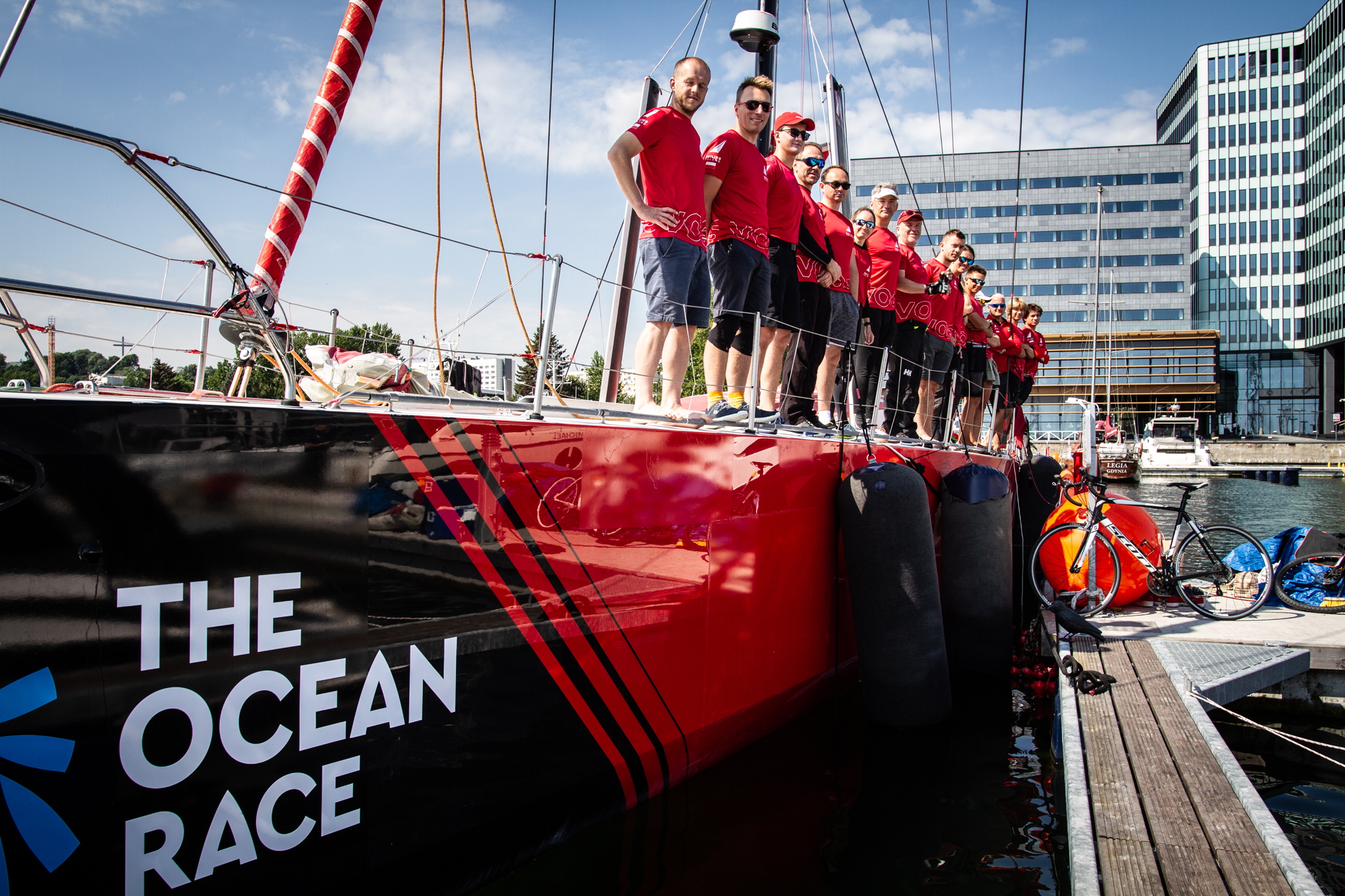 Skiper Maciej Marczewski i załoga jachtu VO65 Sailing Poland. Fot. Przemysław Kozłowski