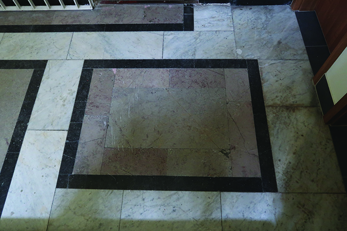 Posadzka kamienna w budynku d. Banku Gospodarstwa Krajowego przy ul. 10 Lutego 8.