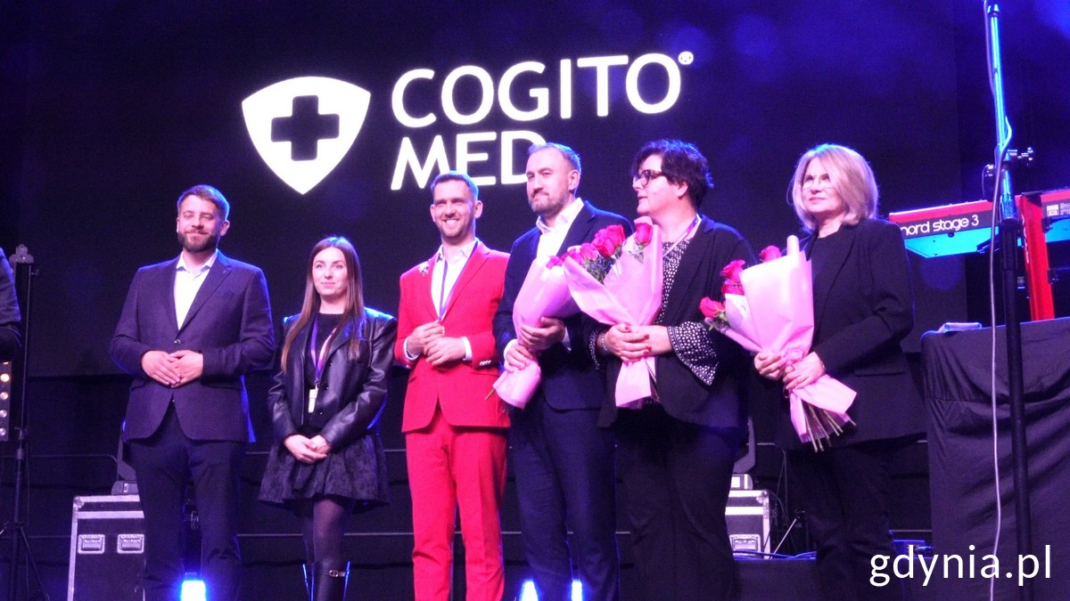 Na scenie (od prawej) m.in.: skarbnik miasta Honorata Krupka, Anna Melki, dyrektorka Gdyńskiego Centrum Zdrowia, wiceprezydent Tomasz Augustyniak oraz przedstawiciele Cogito Med