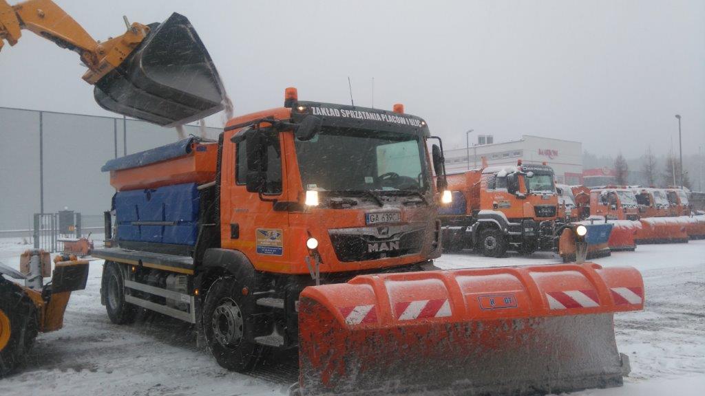 W tym roku na gdyńskich ulicach będzie pracować łącznie 35 pługo-posypywarek, 3 pługi klinowe, 23 ciągniki, fot. Zakład Sprzątania Plac&oacute;w i Ulic