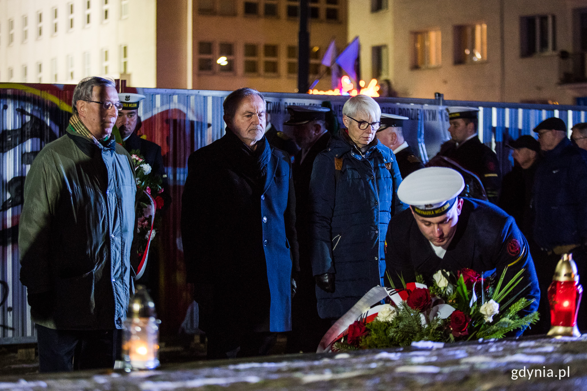 Gdyńscy samorządowcy składają kwiaty pod pomnikiem Ofiar Grudnia '70 na placu Wolnej Polski; od lewej Zenon Roda, radny Miasta Gdyni, Wojciech Szczurek, prezydent Gdyni, Joanna Zielińska, przewodnicząca Rady Miasta Gdyni. Fot. Karol Stańczak