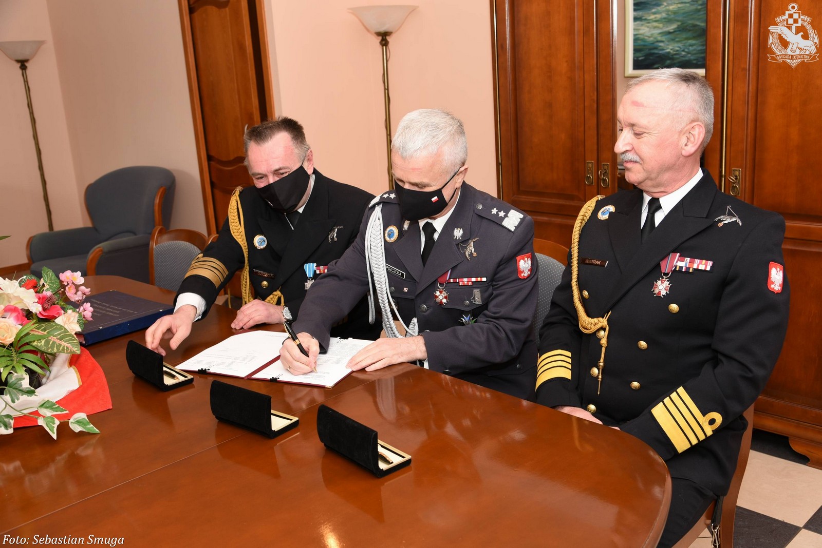 Komandor pilot Andrzej Szczotka (z lewej) podczas przekazania obowiązk&oacute;w z gen. dyw. Jackiem Pszczołą (w środku) i komandorem pilotem Cezarym Wiatrakiem, fot. Sebastian Smuga / Gdyńska Brygada Lotnictwa Marynarki Wojennej