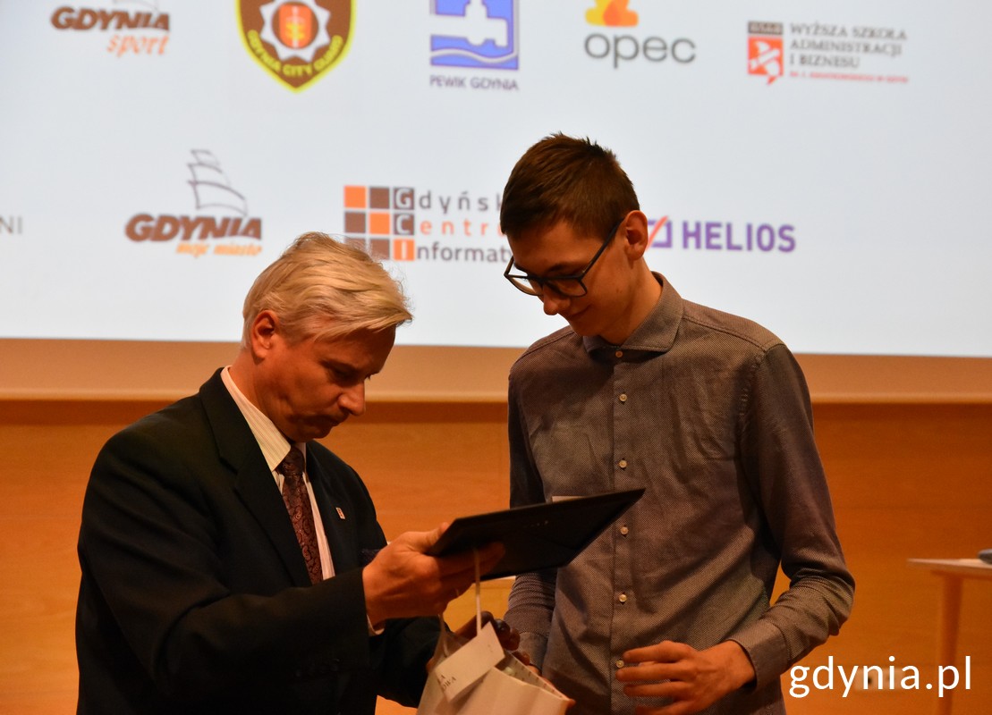 Pierwsze miejsce w kategorii szk&oacute;ł ponadpodstawowych zajął Miłosz Mierkiewicz z VI Liceum Og&oacute;lnokształcącego w Gdyni - Absolwenci i Przyjaciele. Fot. Magdalena Śliżewska