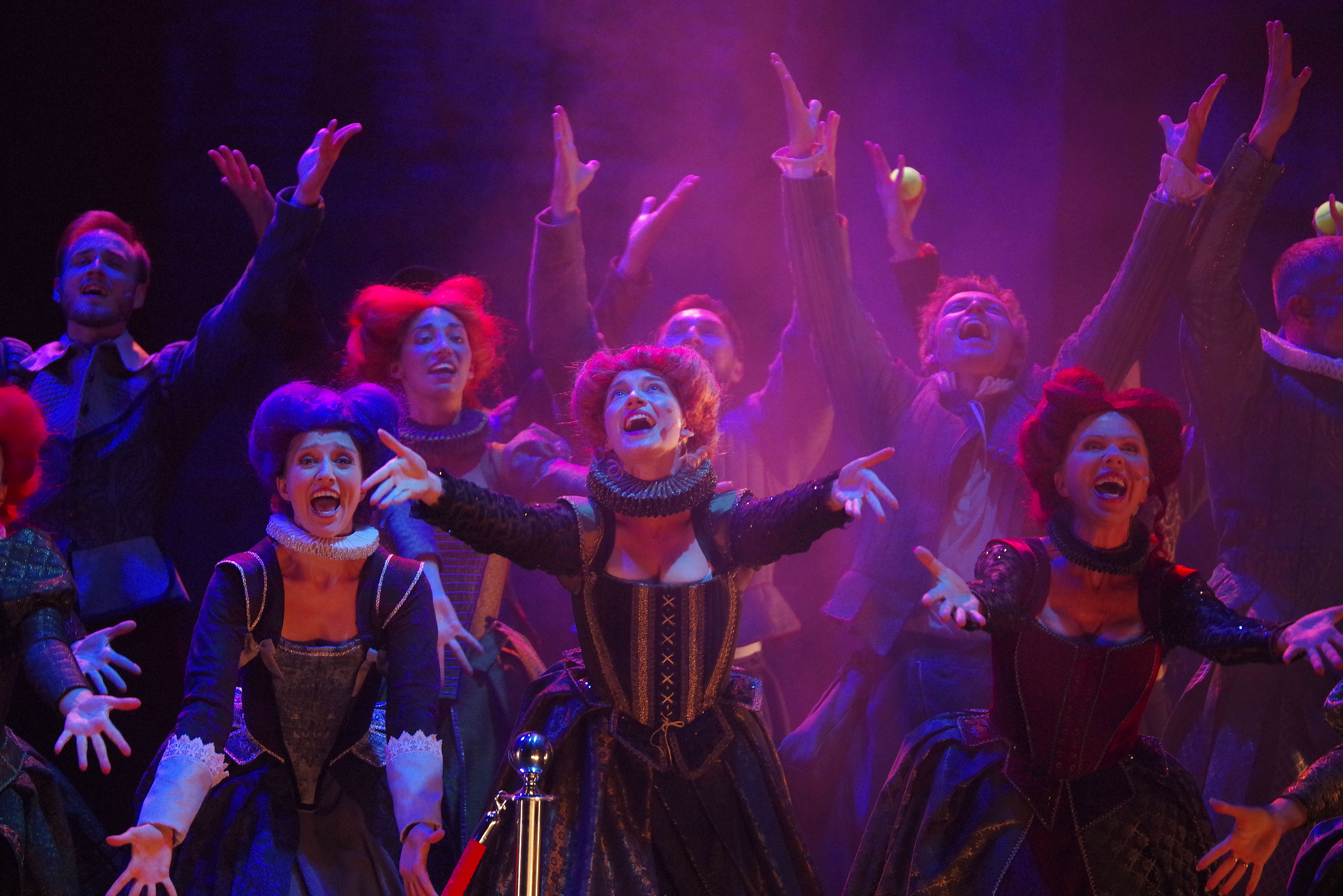 Zdjęcie z pr&oacute;by medialnej musicalu &bdquo;Something Rotten, czyli coś się psuje&rdquo; w reż. Tomasza Dutkiewicza. Scena zbiorowa // fot. Przemysław Burda