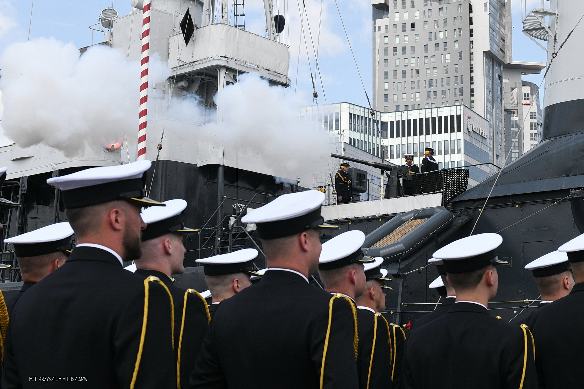 Salut armatni na pokładzie ORP Błyskawica. Fot. Krzysztof Miłosz / AMW